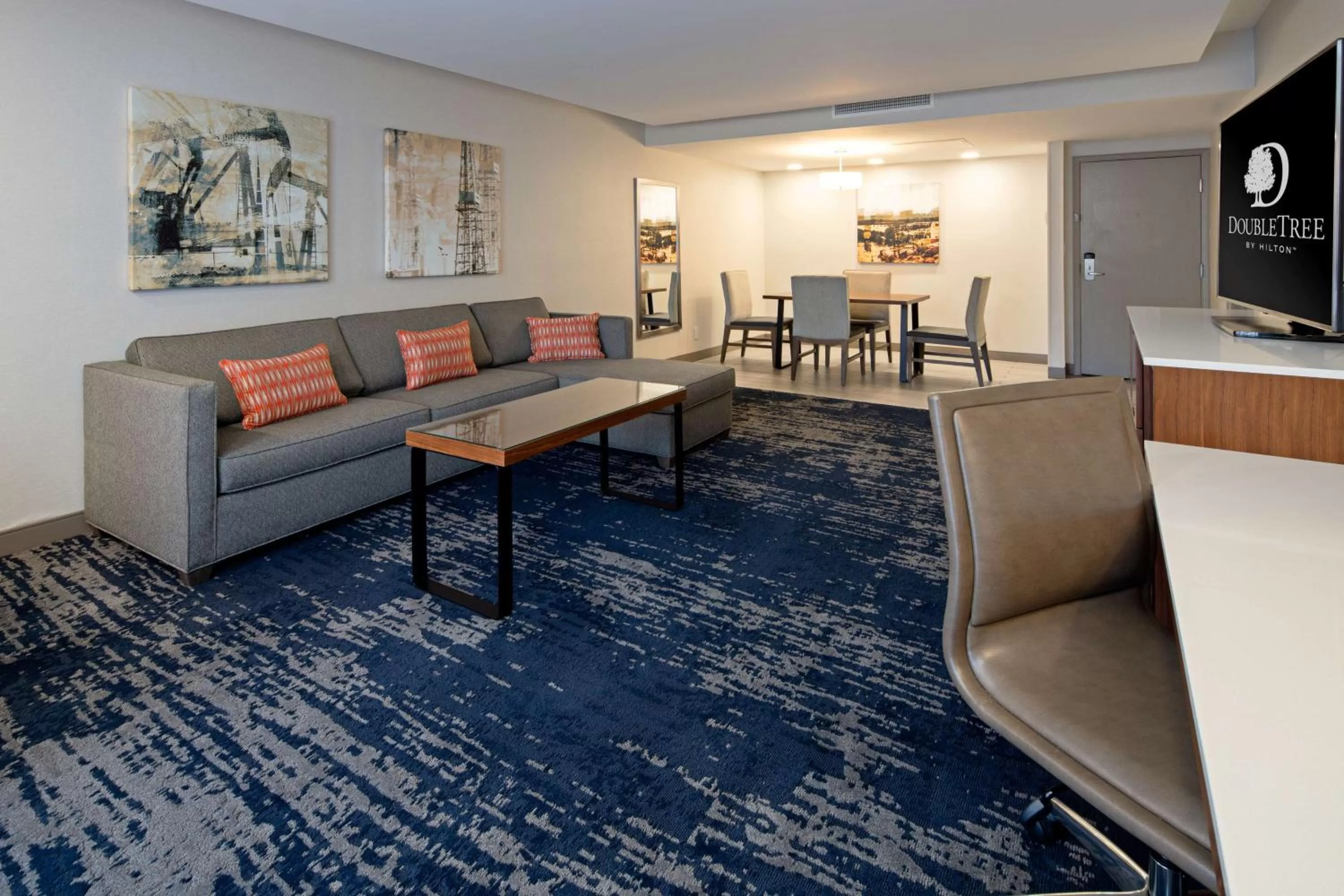 Living room in DoubleTree by Hilton Bakersfield