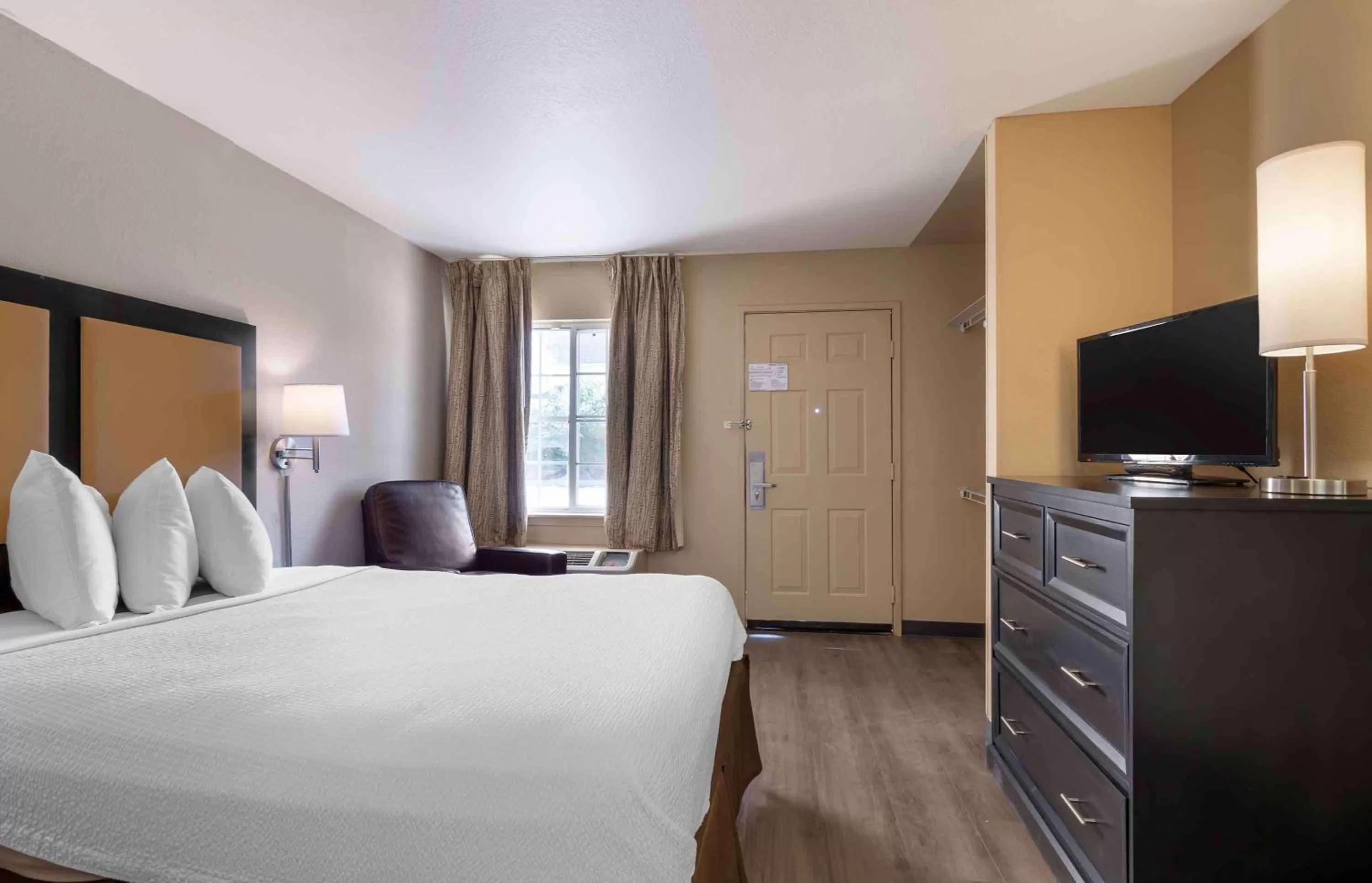 Bedroom, Bed in Extended Stay America Suites - Kansas City - Shawnee Mission