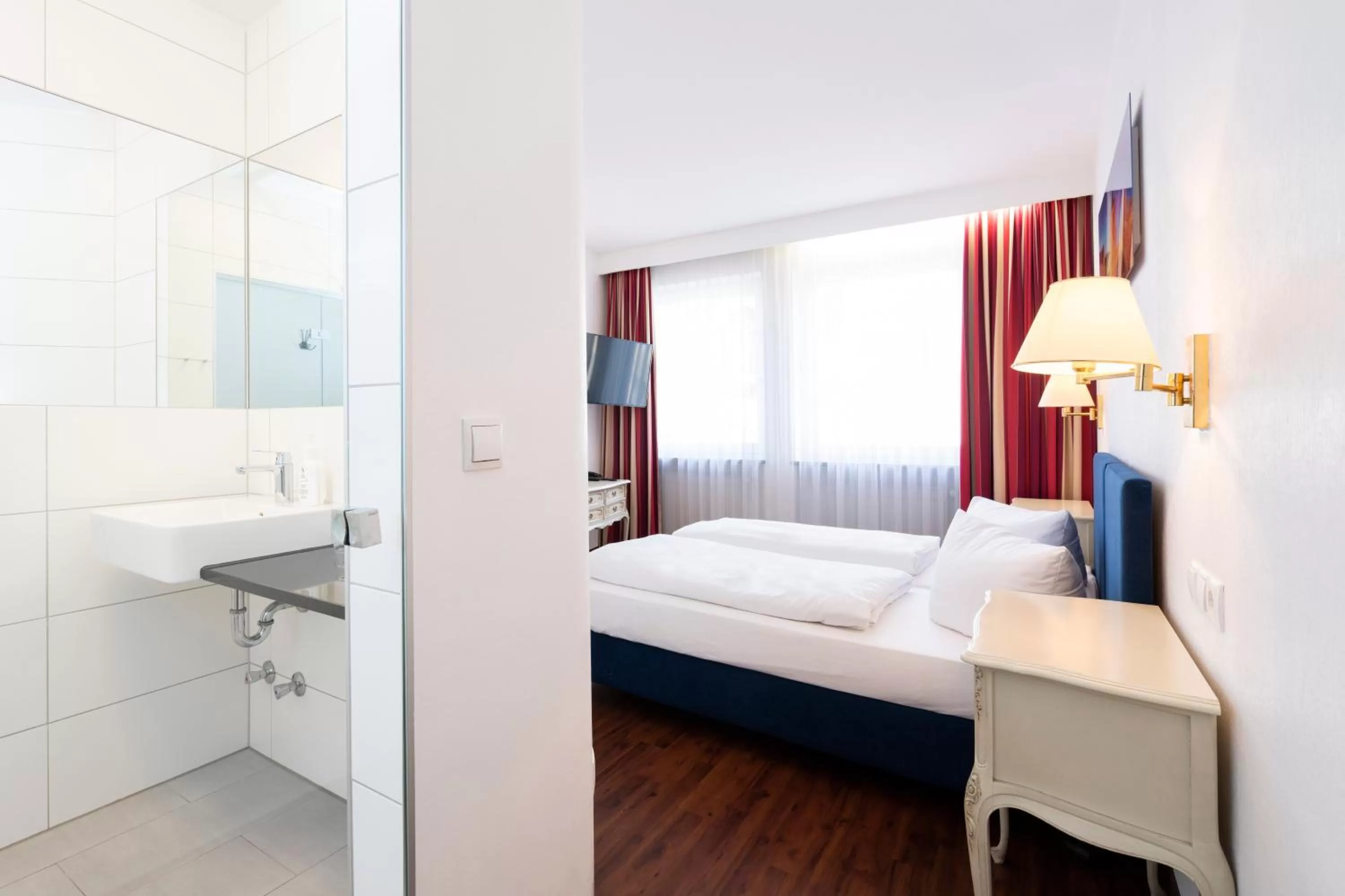 Photo of the whole room, Bed in Hotel National