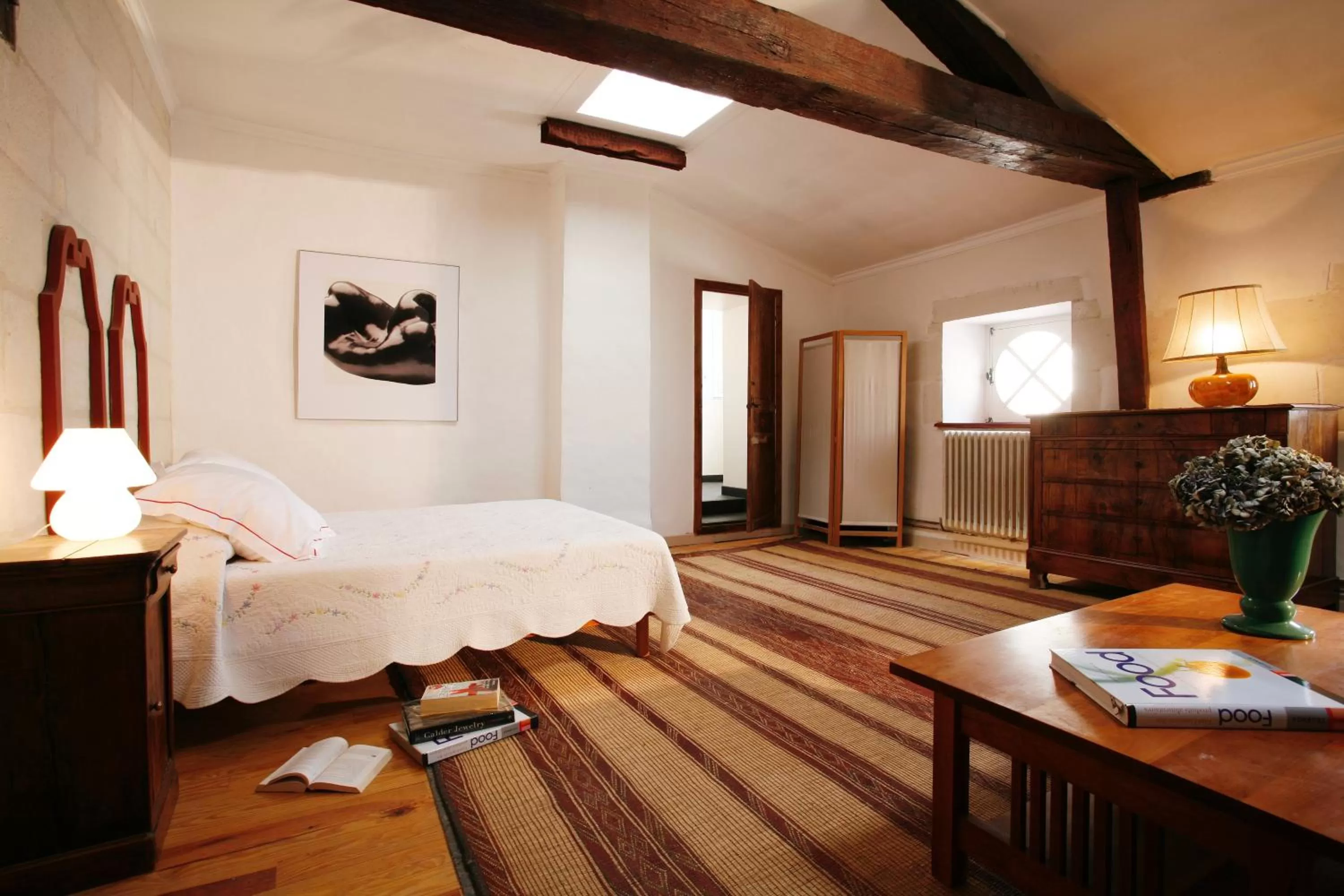 Photo of the whole room, Bed in La Porte Rouge - The Red Door Inn