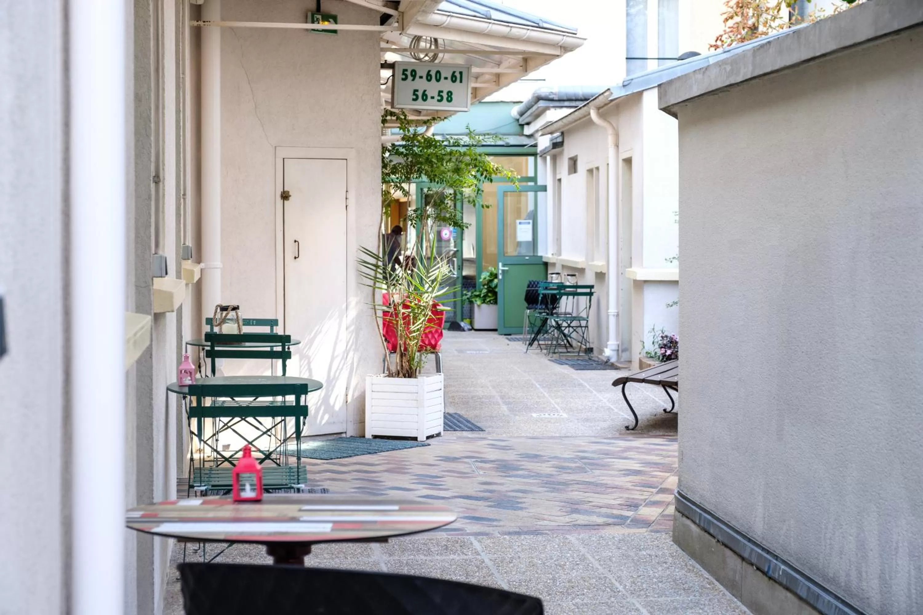 Inner courtyard view in HOTEL DE PARIS MONTPARNASSE