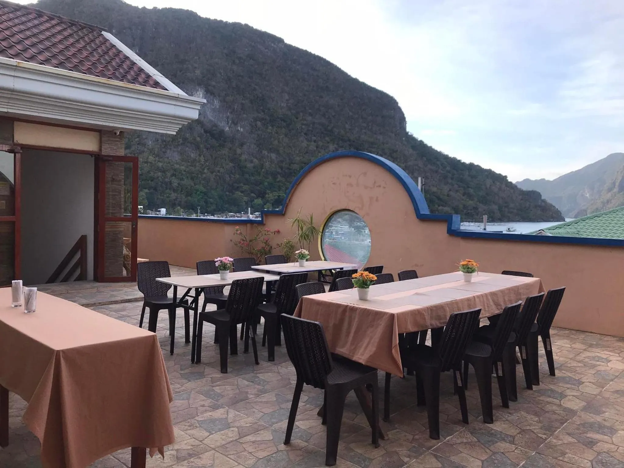 Restaurant/Places to Eat in Garnet Hotel