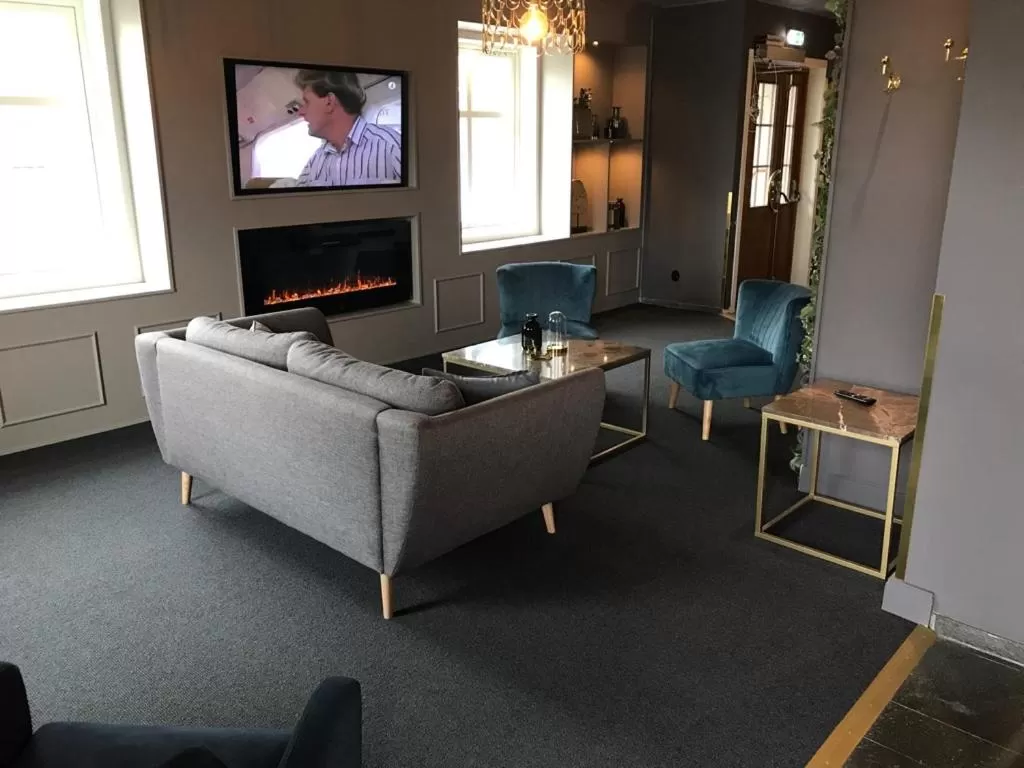 Communal lounge/ TV room in Hotell Gamla Staden