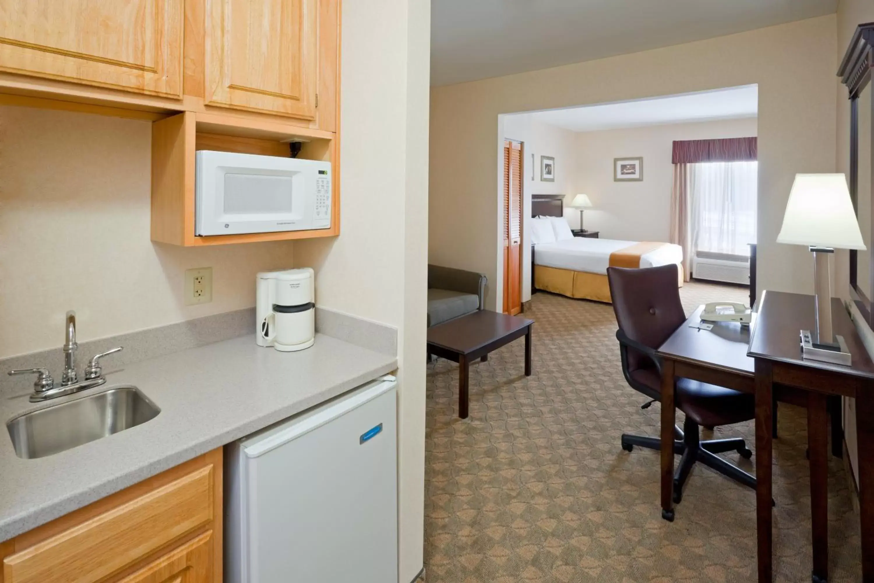 King Suite - Hearing Accessible/Non-Smoking in Holiday Inn Express & Suites Carneys Point - Pennsville by IHG King Suite - Hearing Accessible/Non-Smoking in Holiday Inn Express & Suites Carneys Point - Pennsville by IHG
