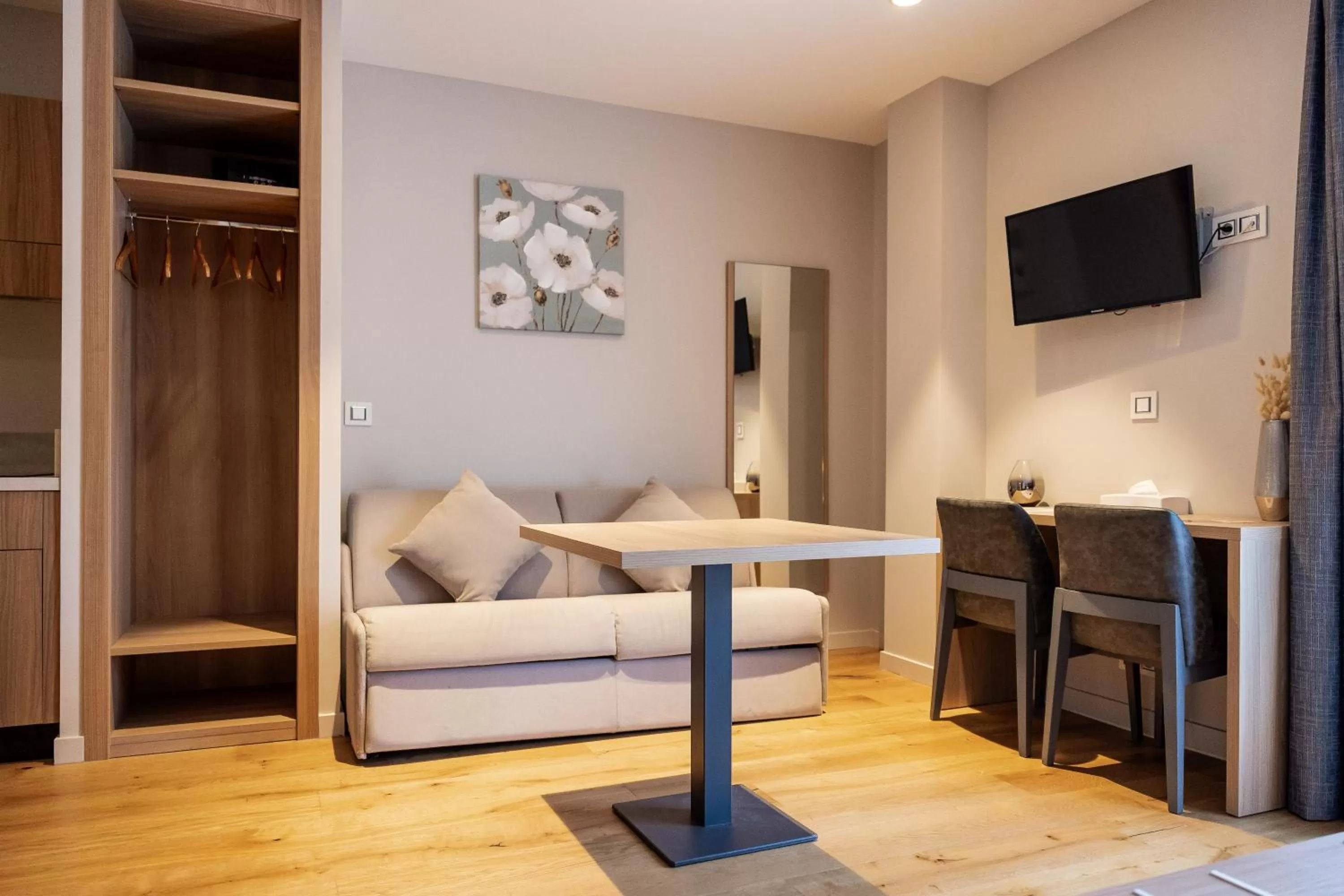 TV and multimedia in Hôtel Le Bastia