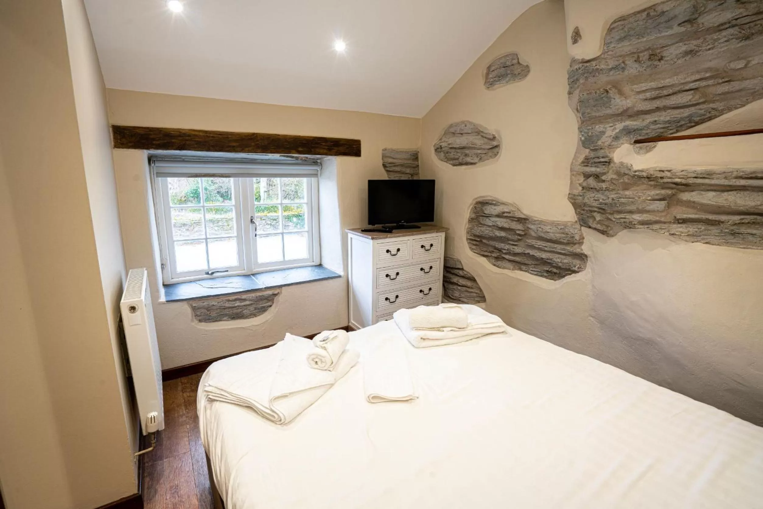 Bed in Grapes Hotel, Bar & Restaurant Snowdonia Nr Zip World