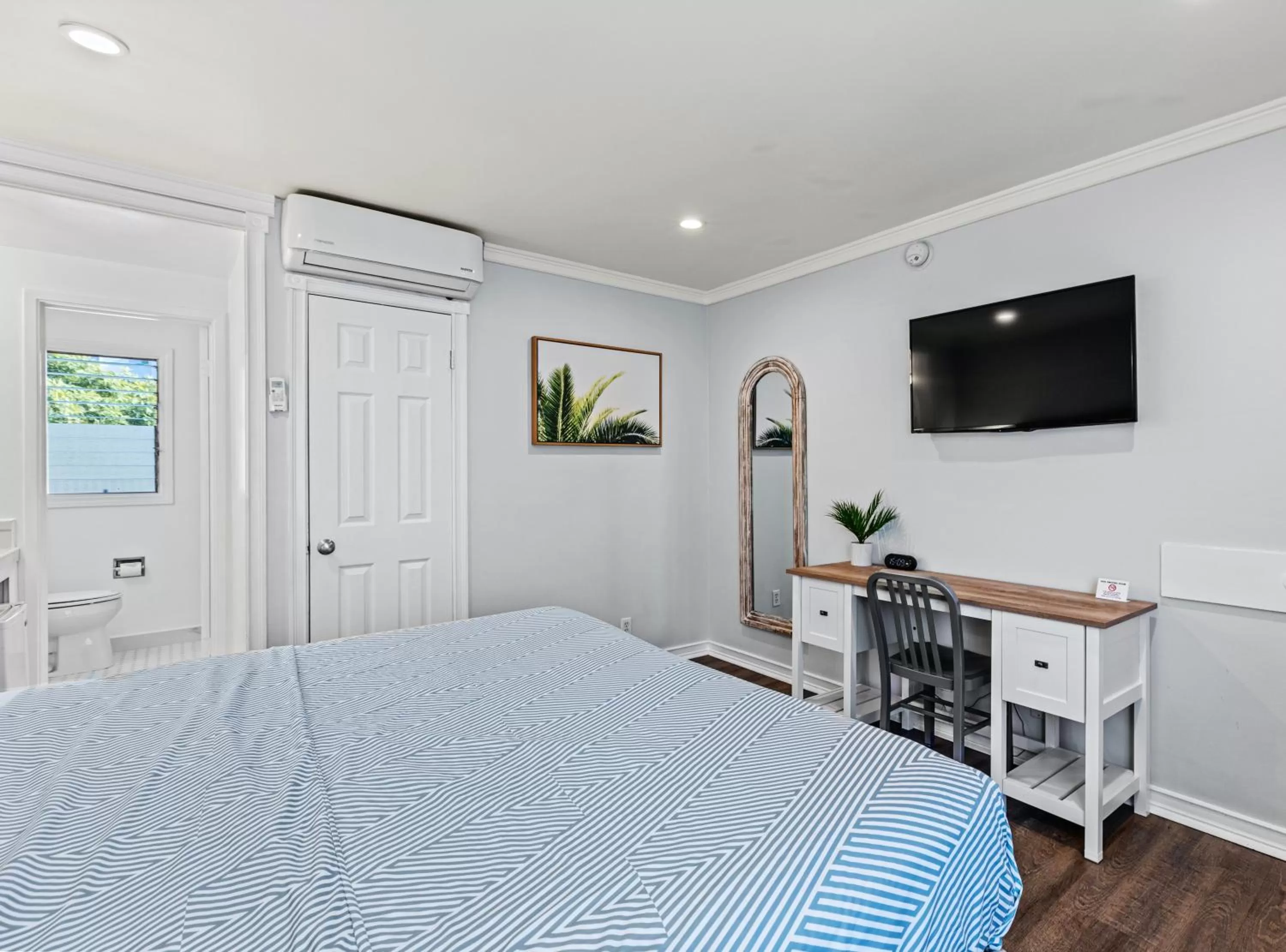 Bed in Ocean Lodge Santa Monica Beach Hotel