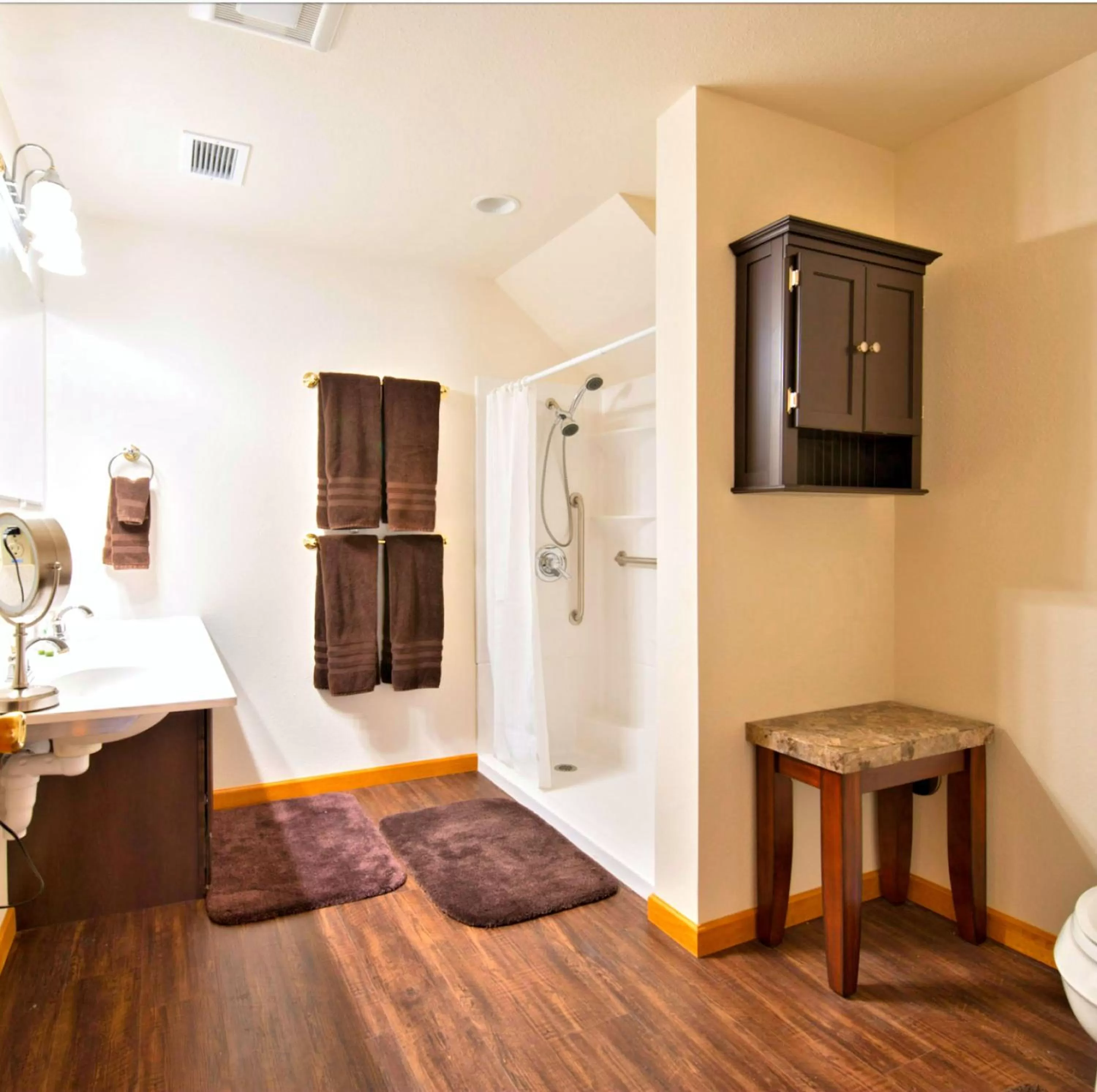 Shower, Kitchen/Kitchenette in Mein Haus Bed & Breakfast