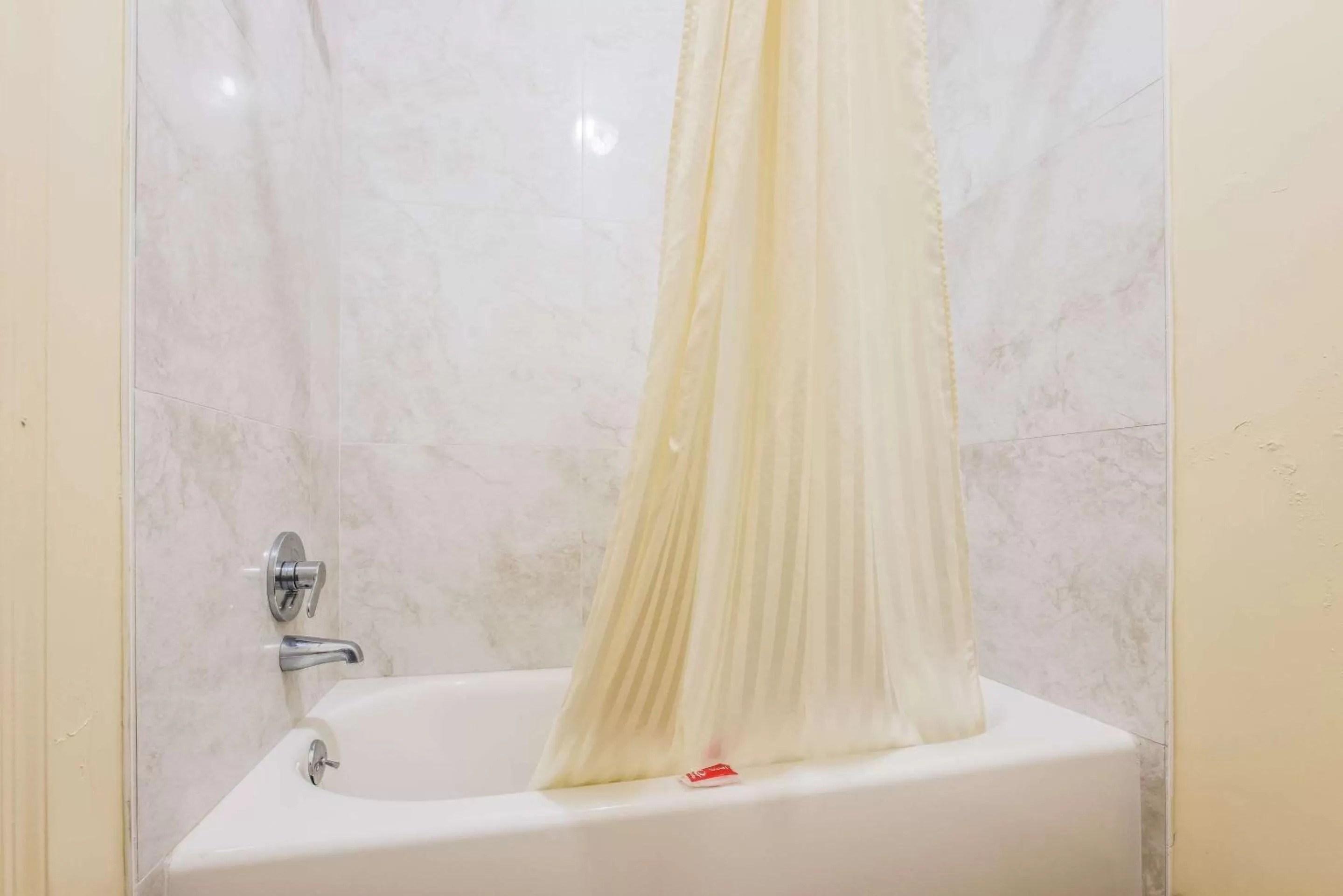 Bathroom in Econo Lodge Garden City - Savannah