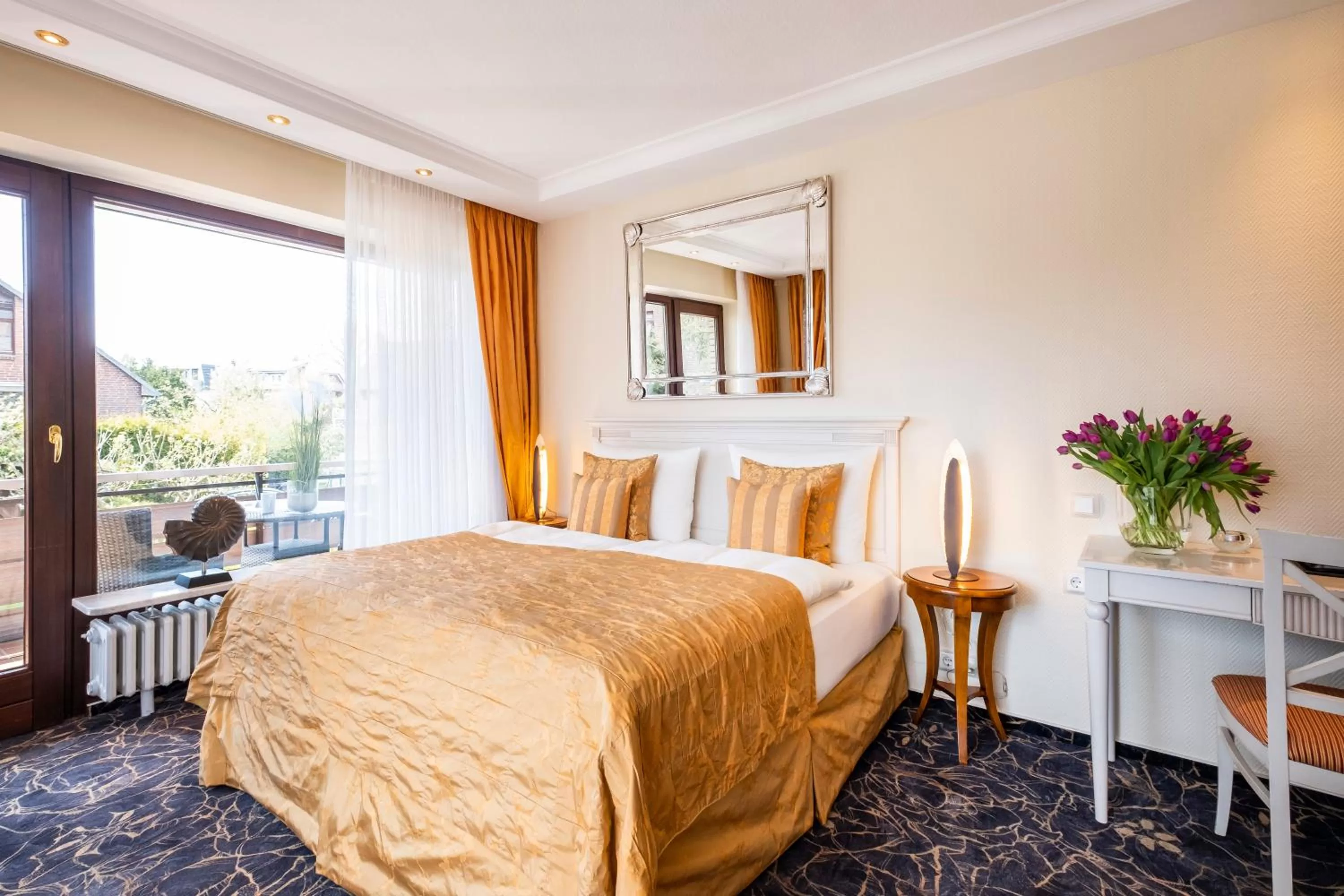 Photo of the whole room, Bed in Hotel Apartments Büngers - Mein Refugium am Meer mit Sommerstrandkorb