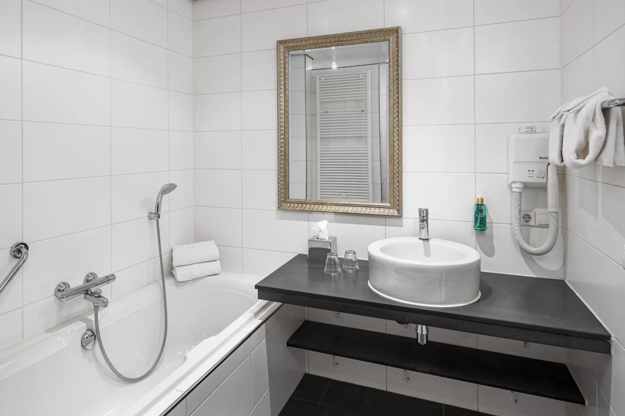 Bathroom in Strandhotel Domburg