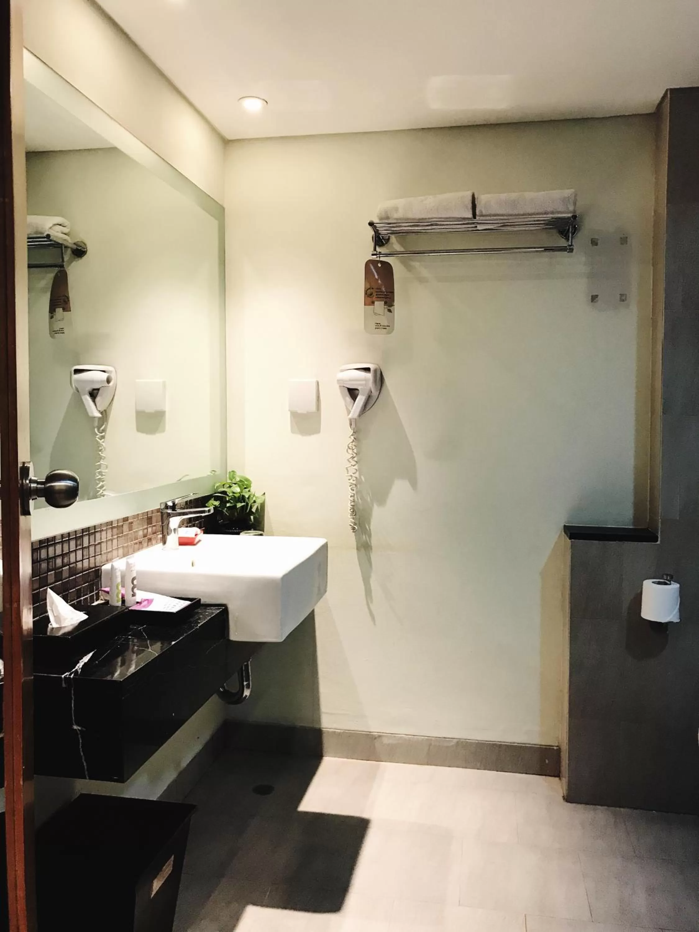 Bathroom in Mercure Surabaya Grand Mirama