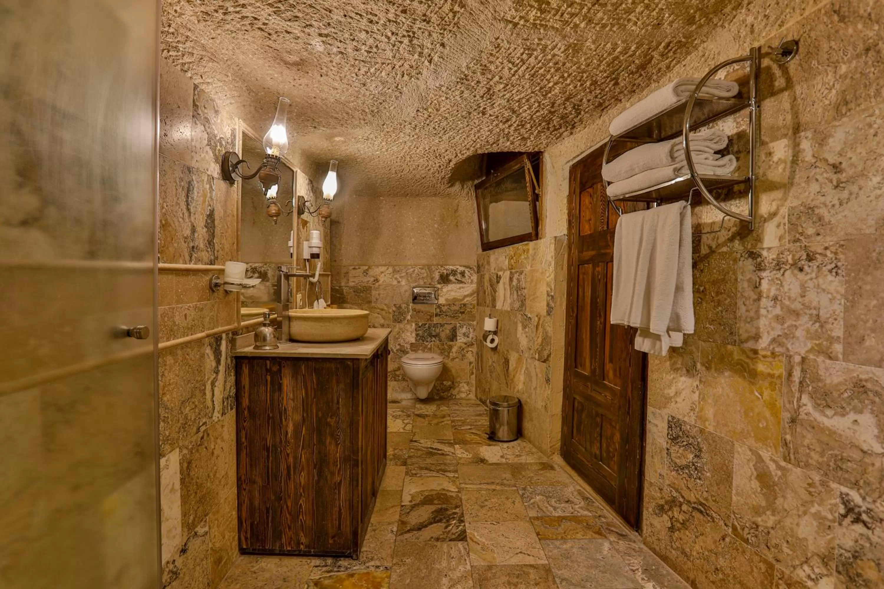 Toilet in Hidden Cave Hotel