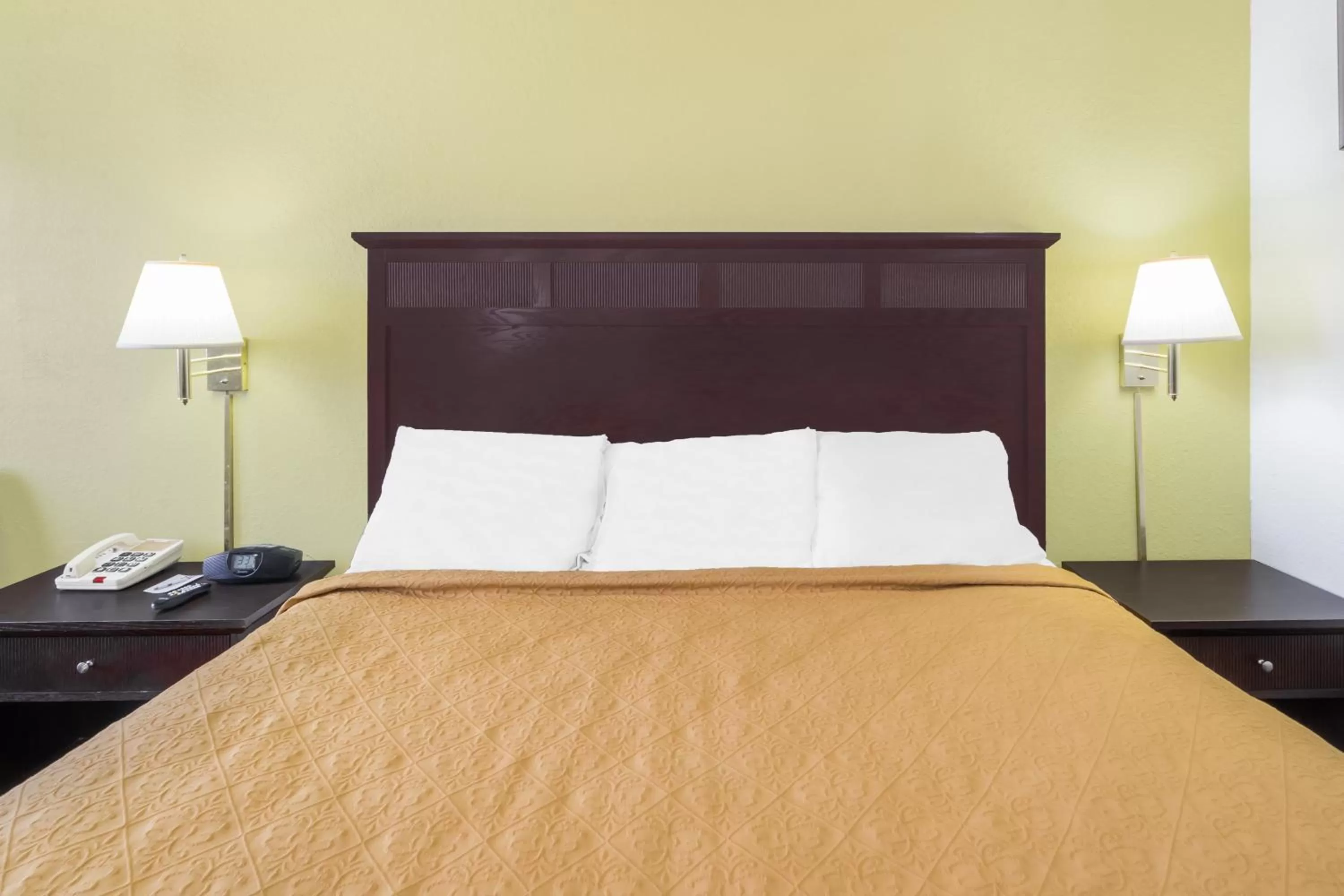 Bed in Knights Inn Chattanooga