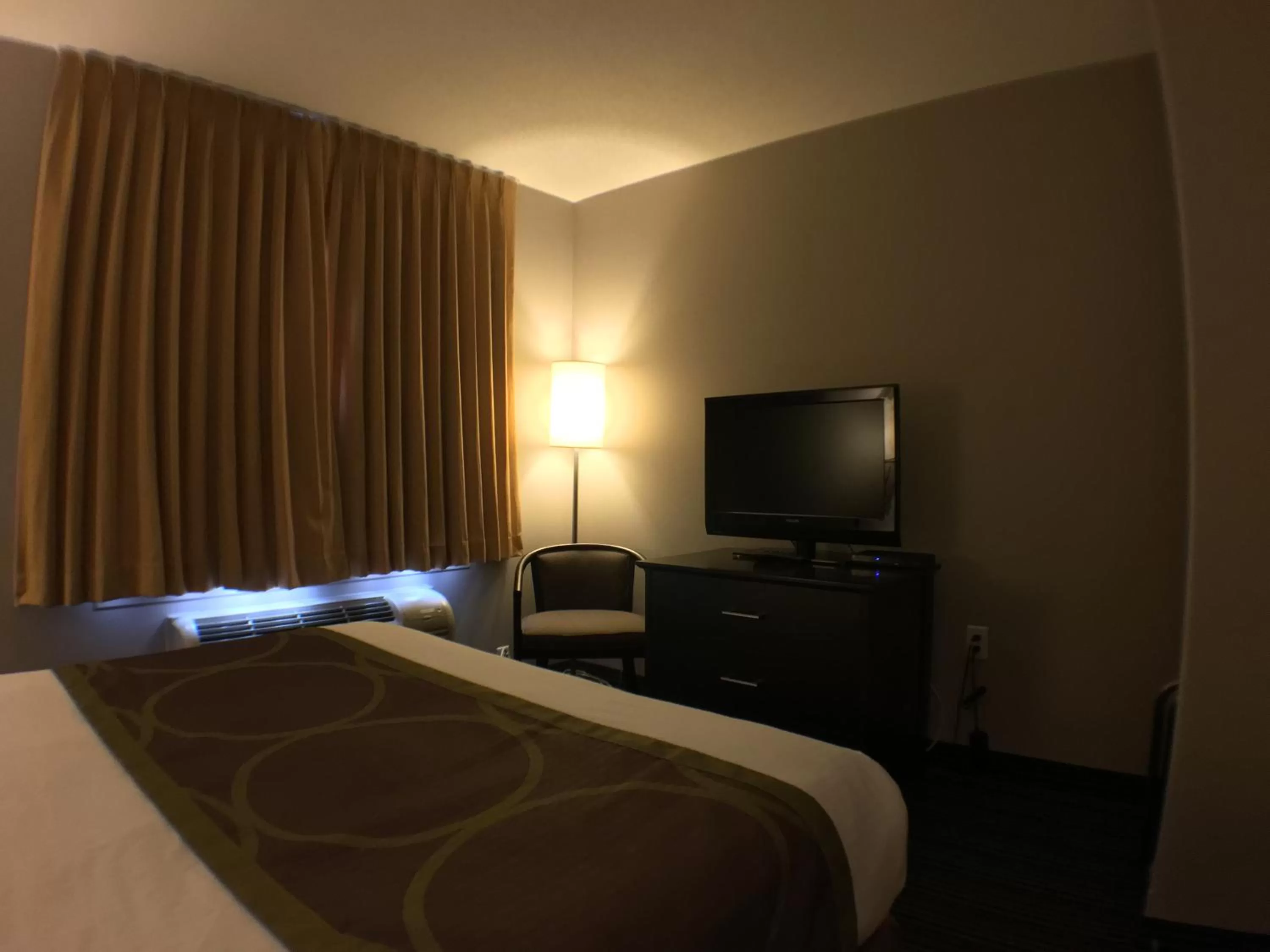 Photo of the whole room, Bed in Super 8 by Wyndham Kapuskasing