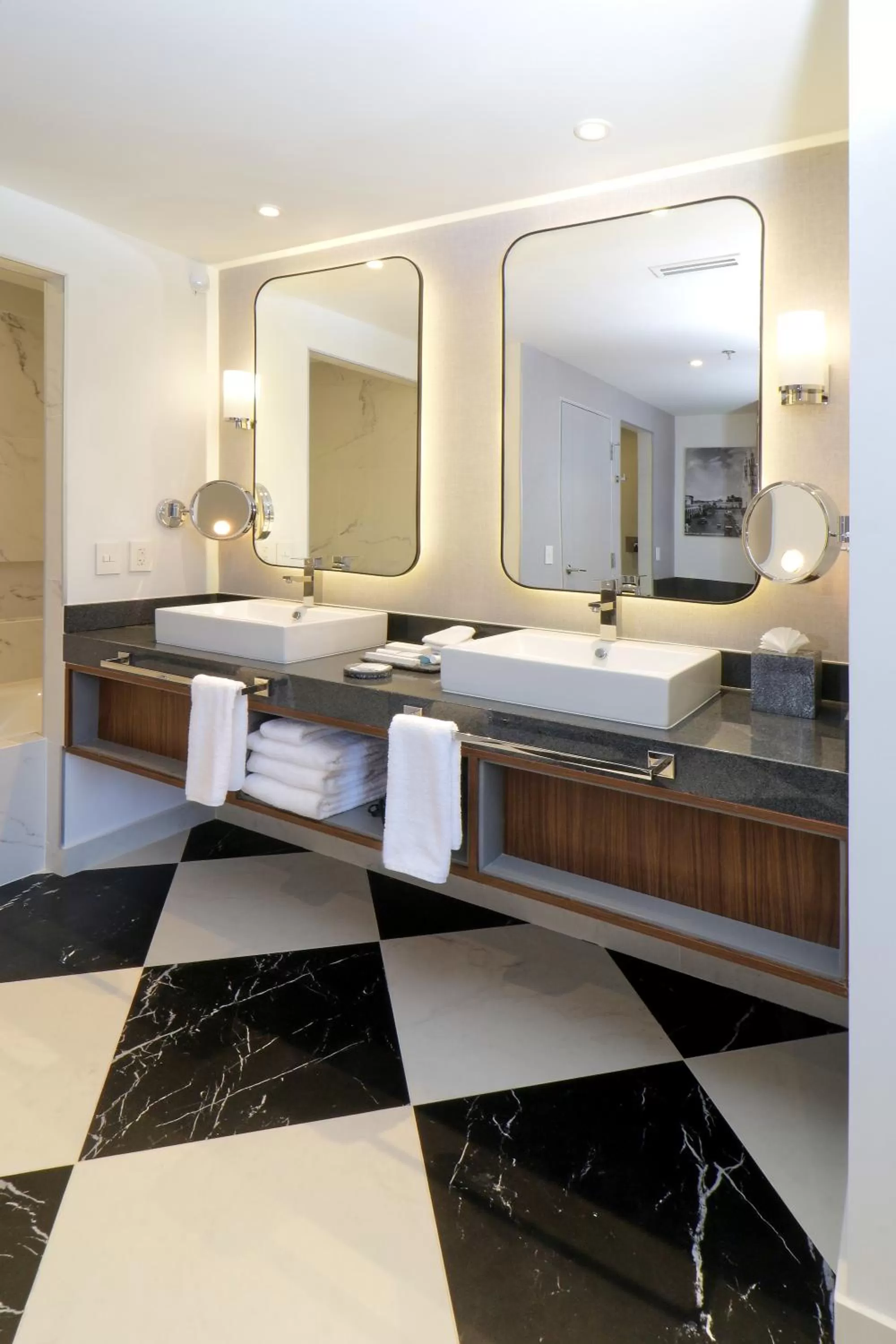 Bathroom, Bed in Culiacan Marriott Hotel