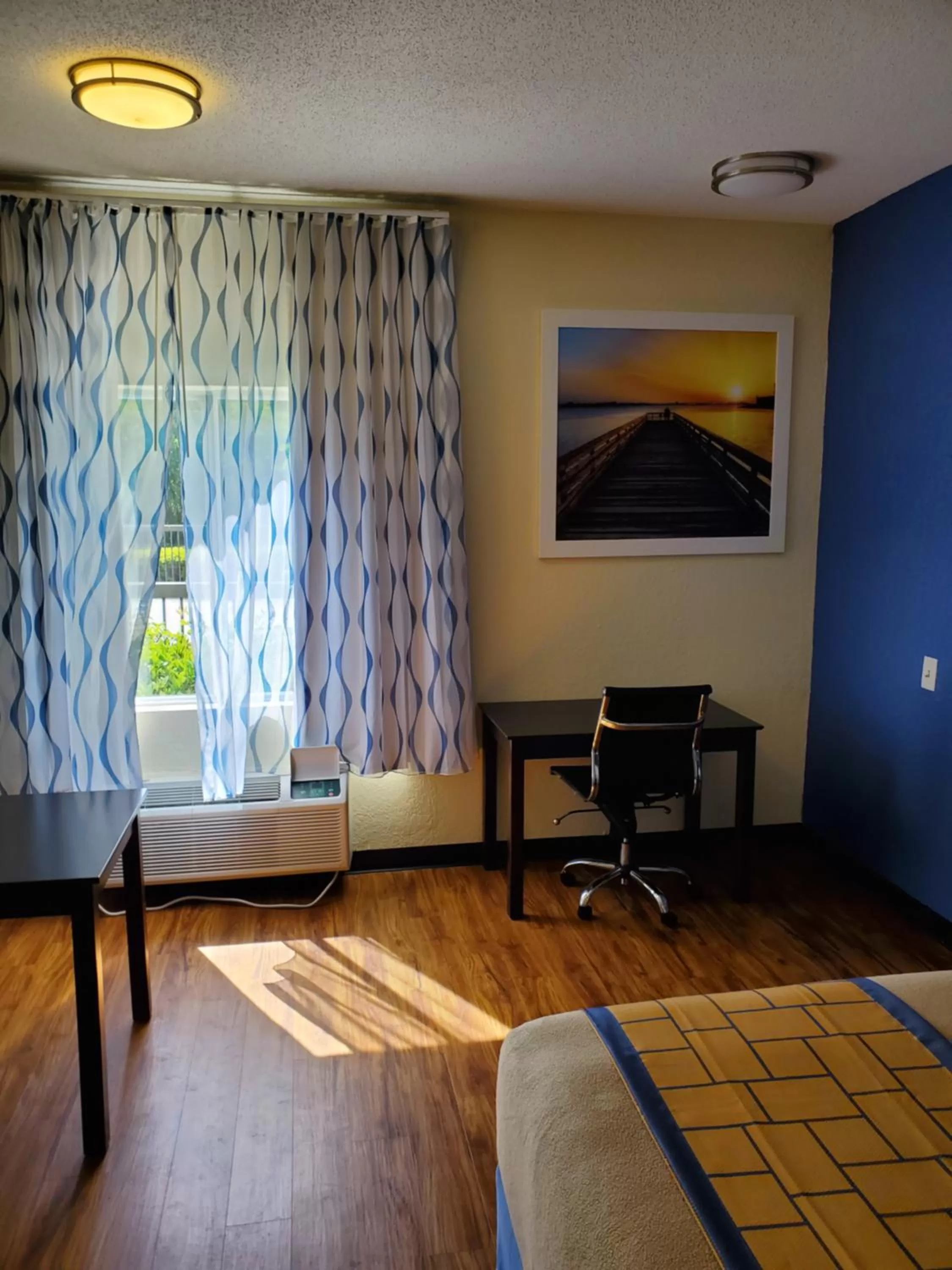 Living room, Bed in Days Inn by Wyndham Macon I-75 North