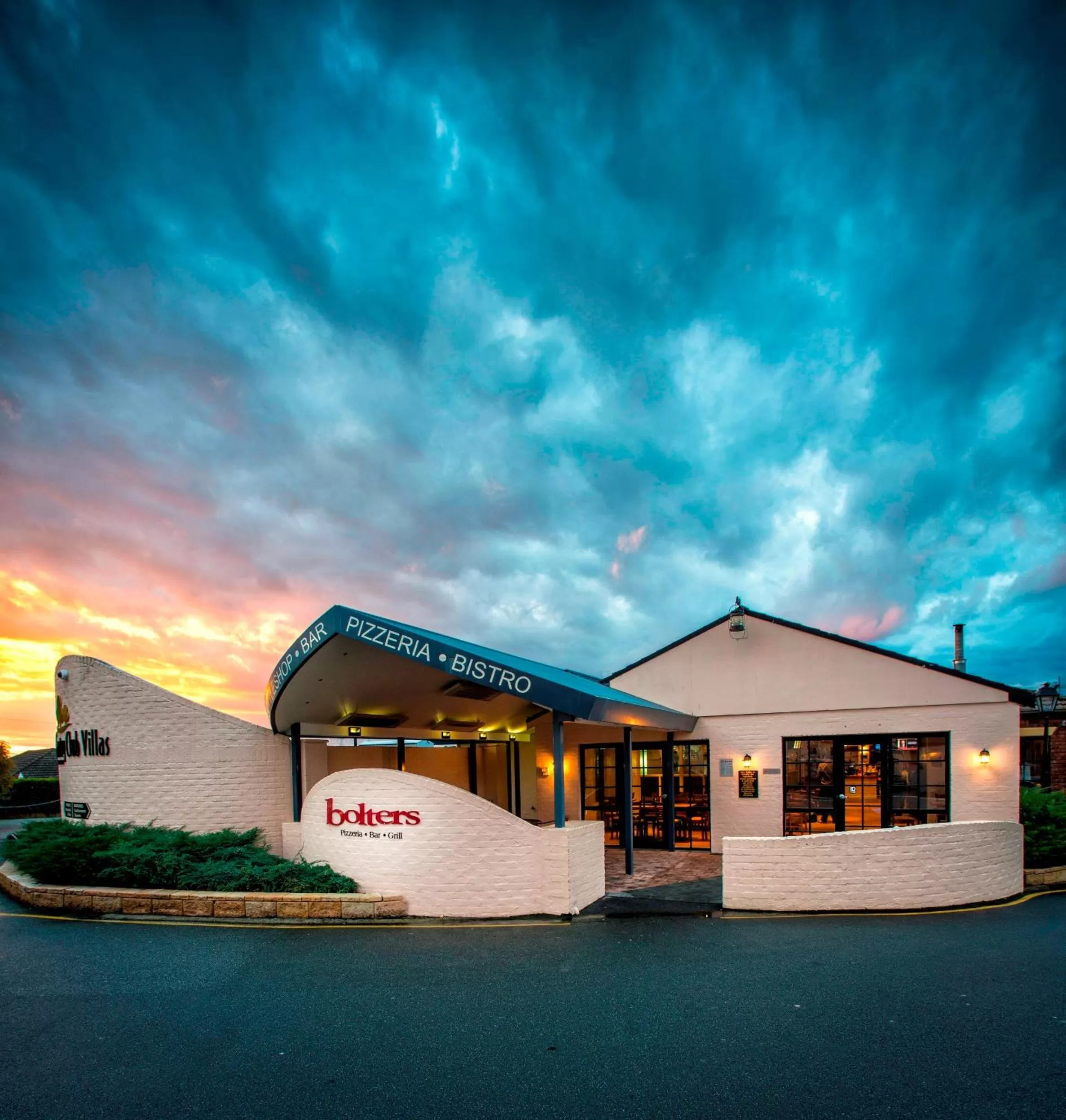 Restaurant/places to eat in Country Club Villas