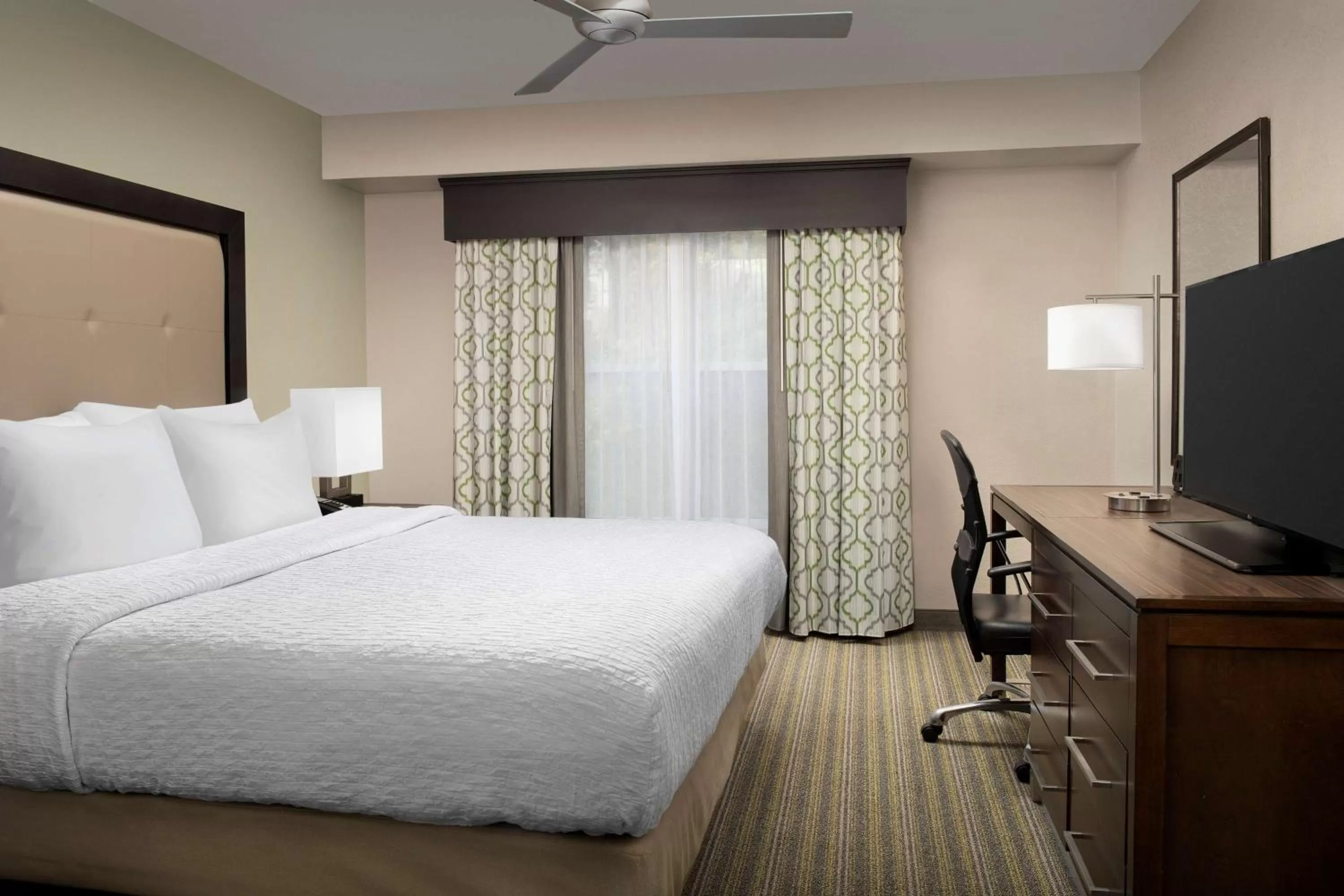 Bedroom, Bed in Homewood Suites Hillsboro Beaverton