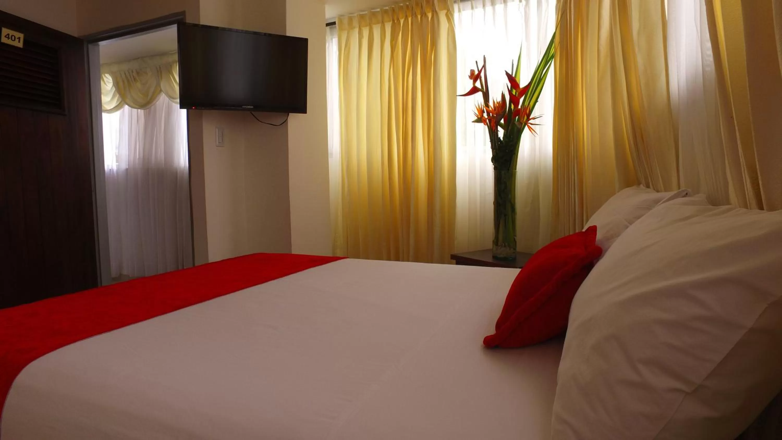 Bedroom, TV/Entertainment Center in Hotel Cafe Plaza