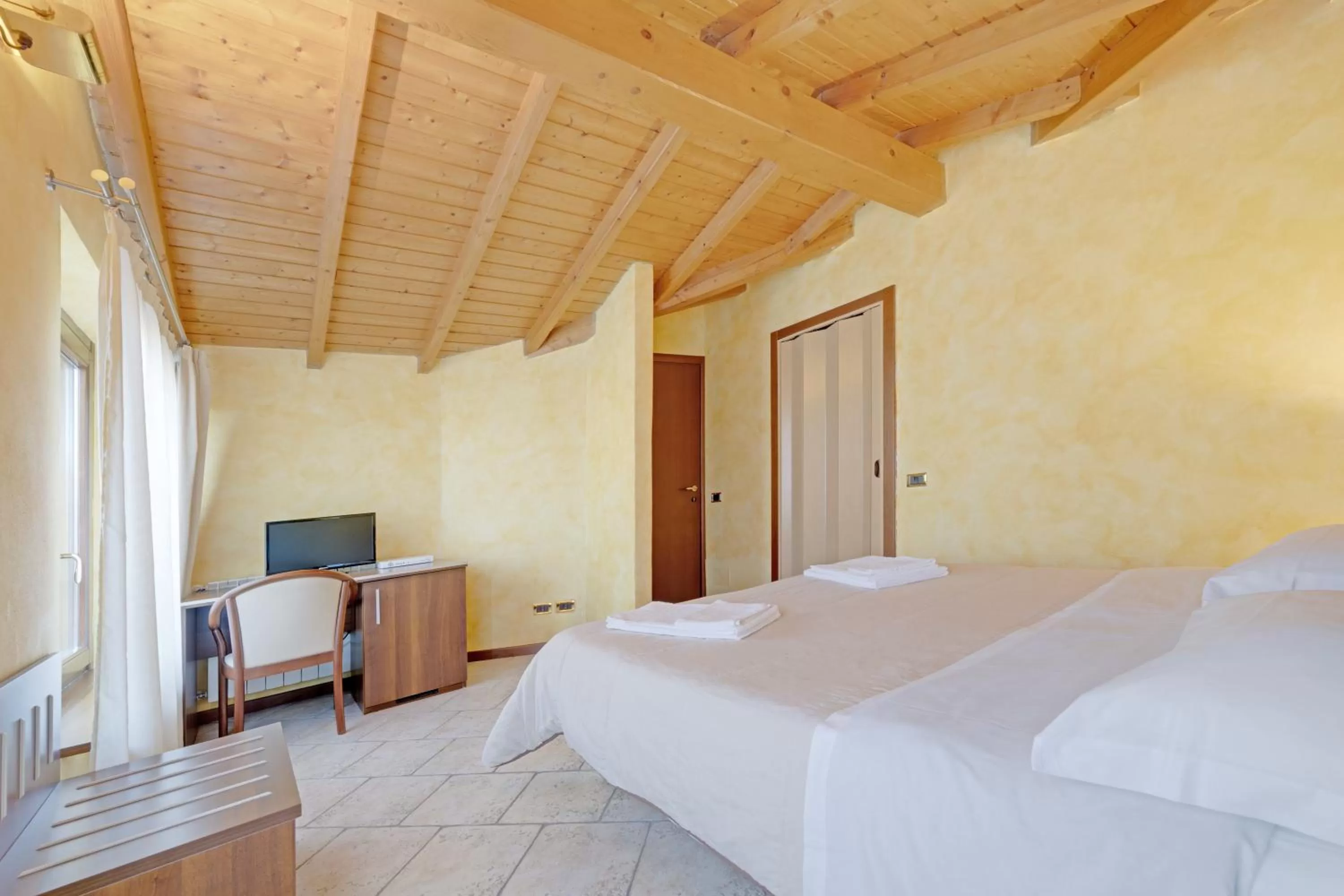 Bed in Hotel Grotto Bagat