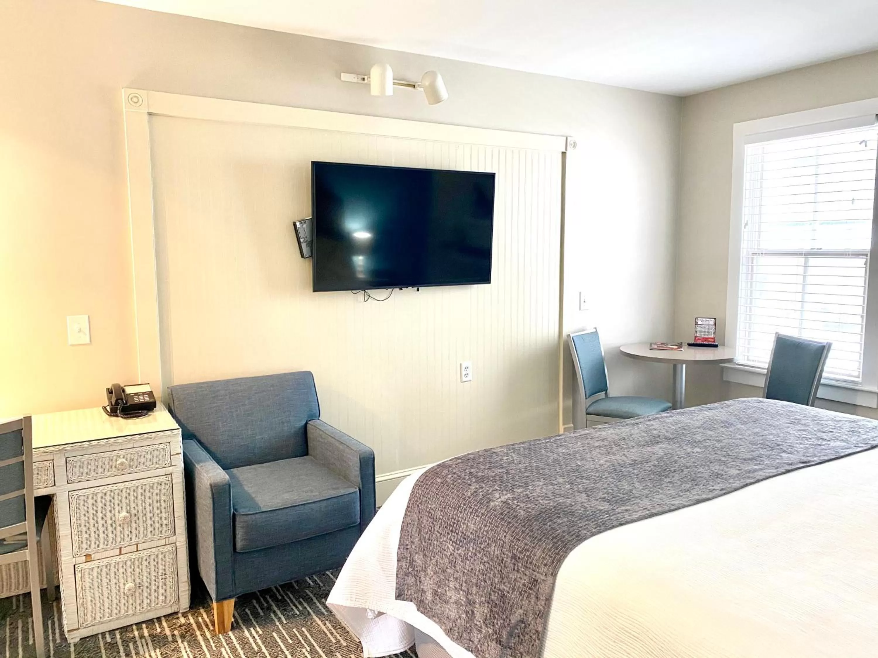 Bed in Harbor House Inn