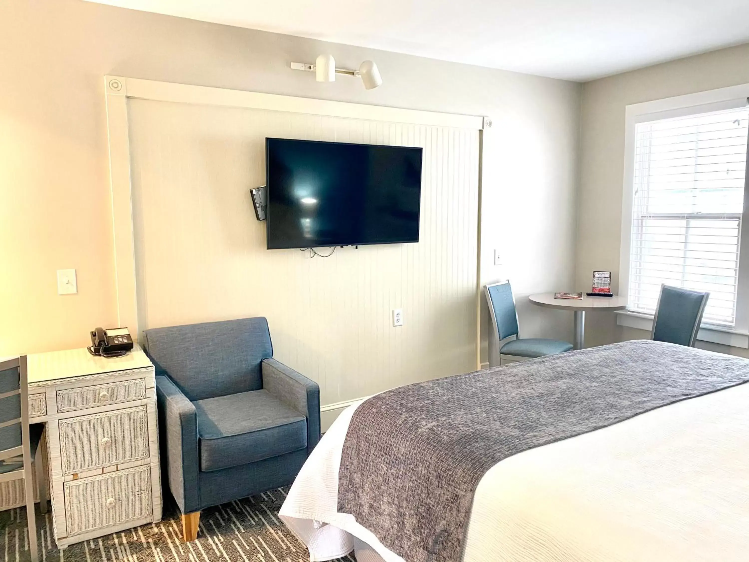 Deluxe King Room in Harbor House Inn Deluxe King Room in Harbor House Inn