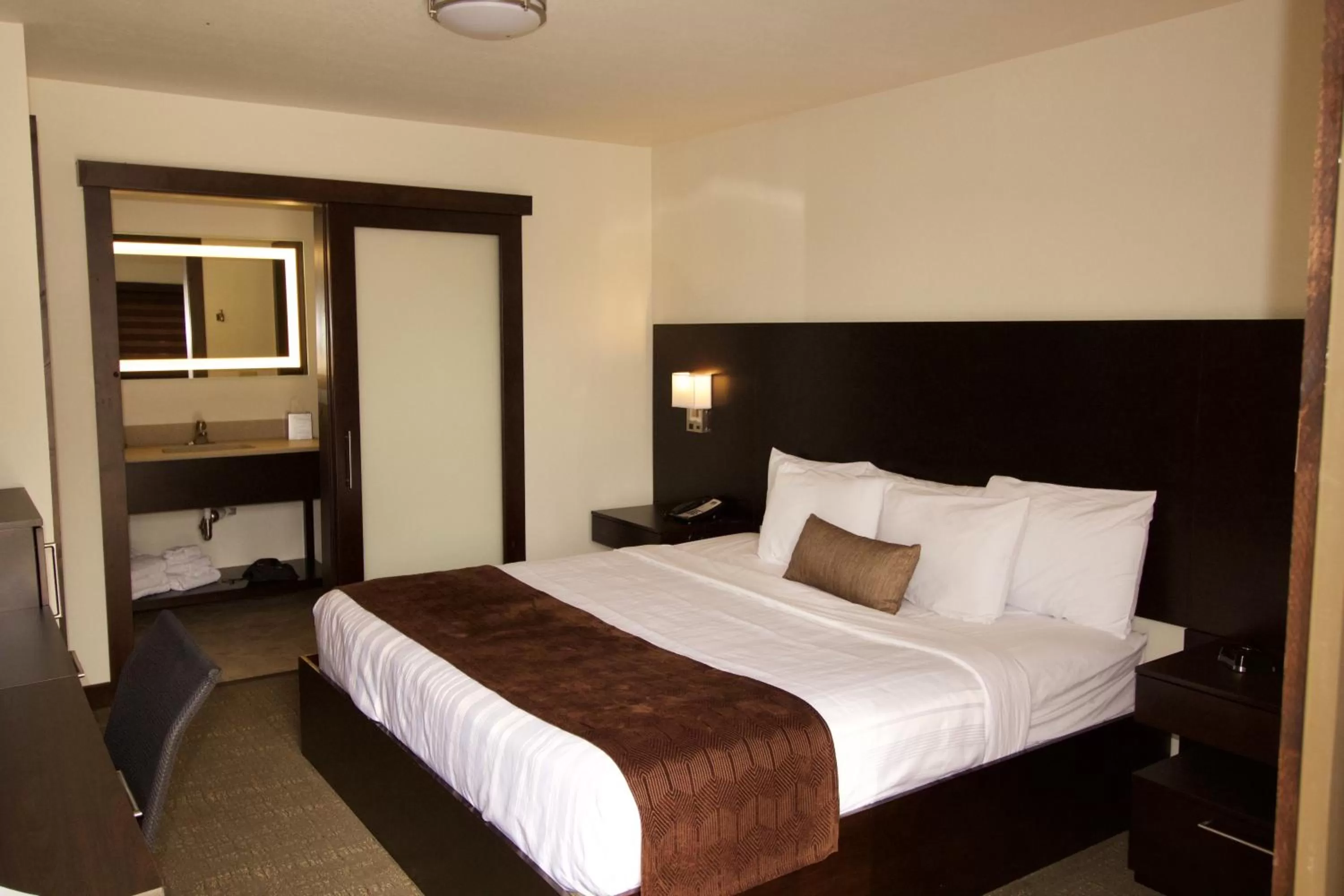 Bed in Boarders Inn & Suites by Cobblestone Hotels - Syracuse