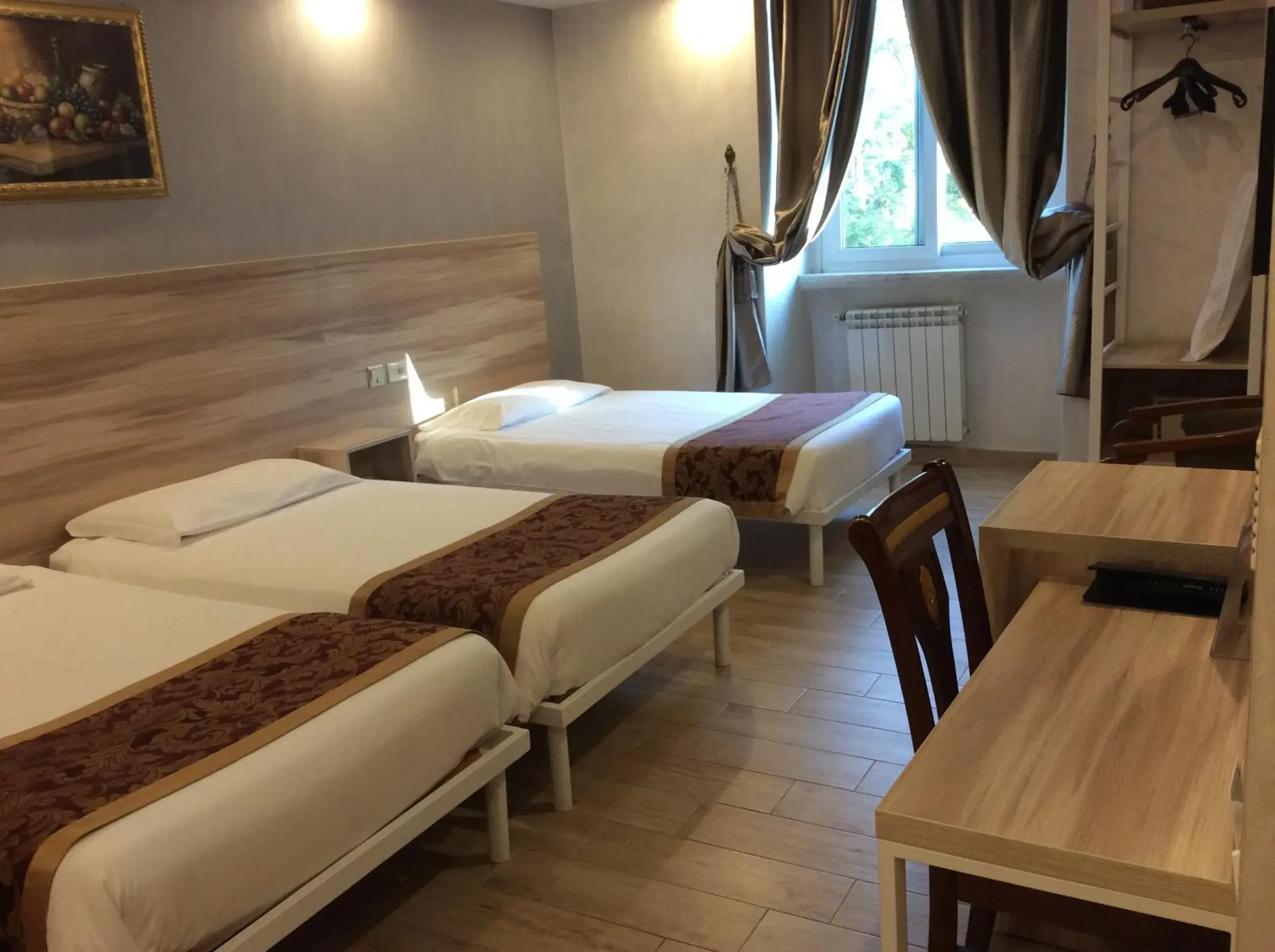 Triple Room in Rome Love Hotel Triple Room in Rome Love Hotel