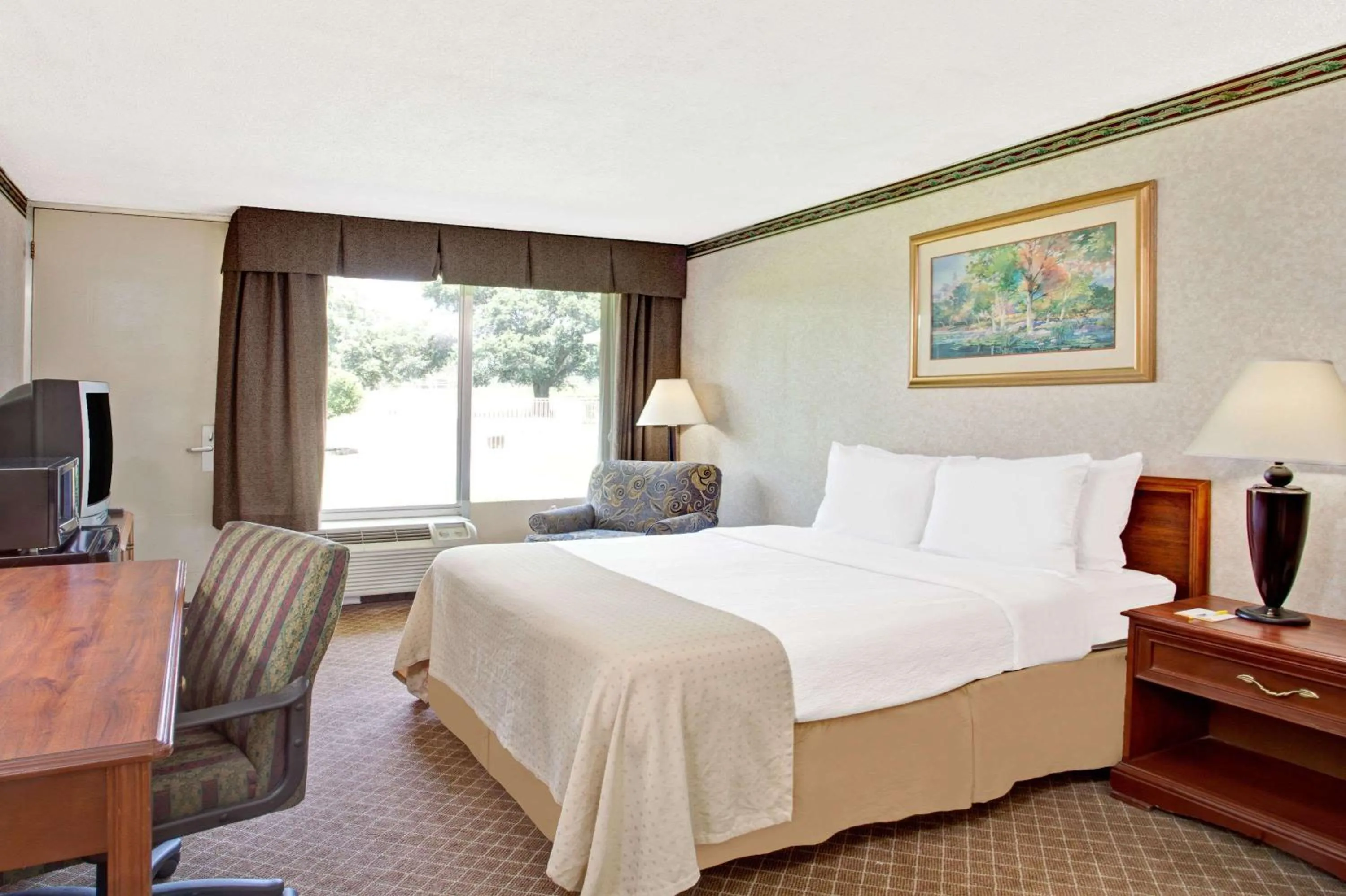 Photo of the whole room, Bed in Days Inn by Wyndham Forrest City