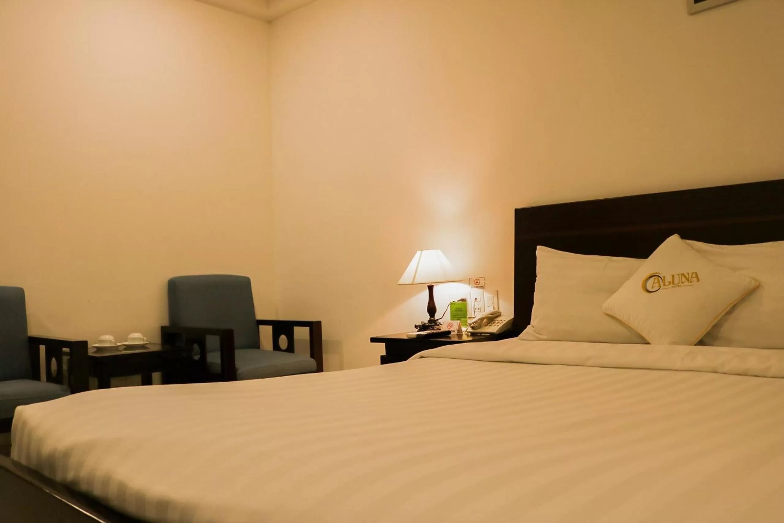 Bed in ALUNA Ben Thanh Hotel