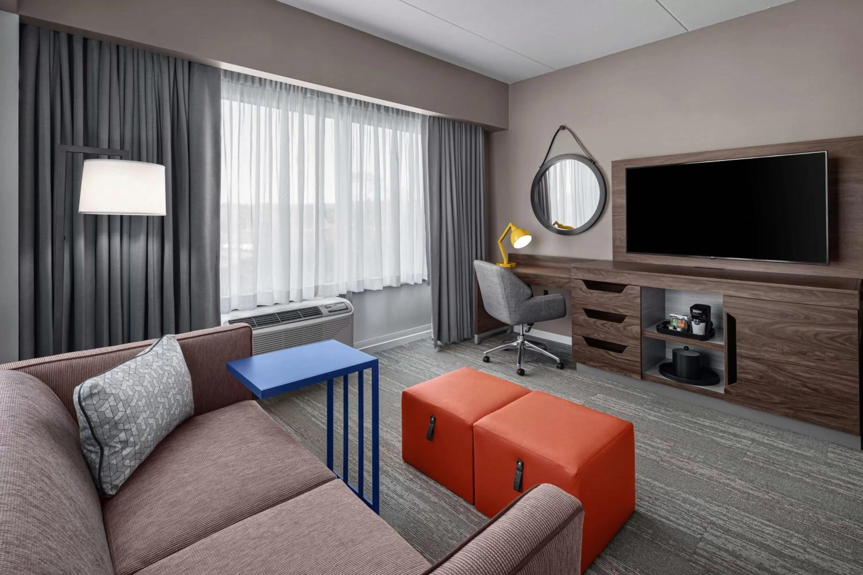 Living room in Hampton Inn Boston Woburn