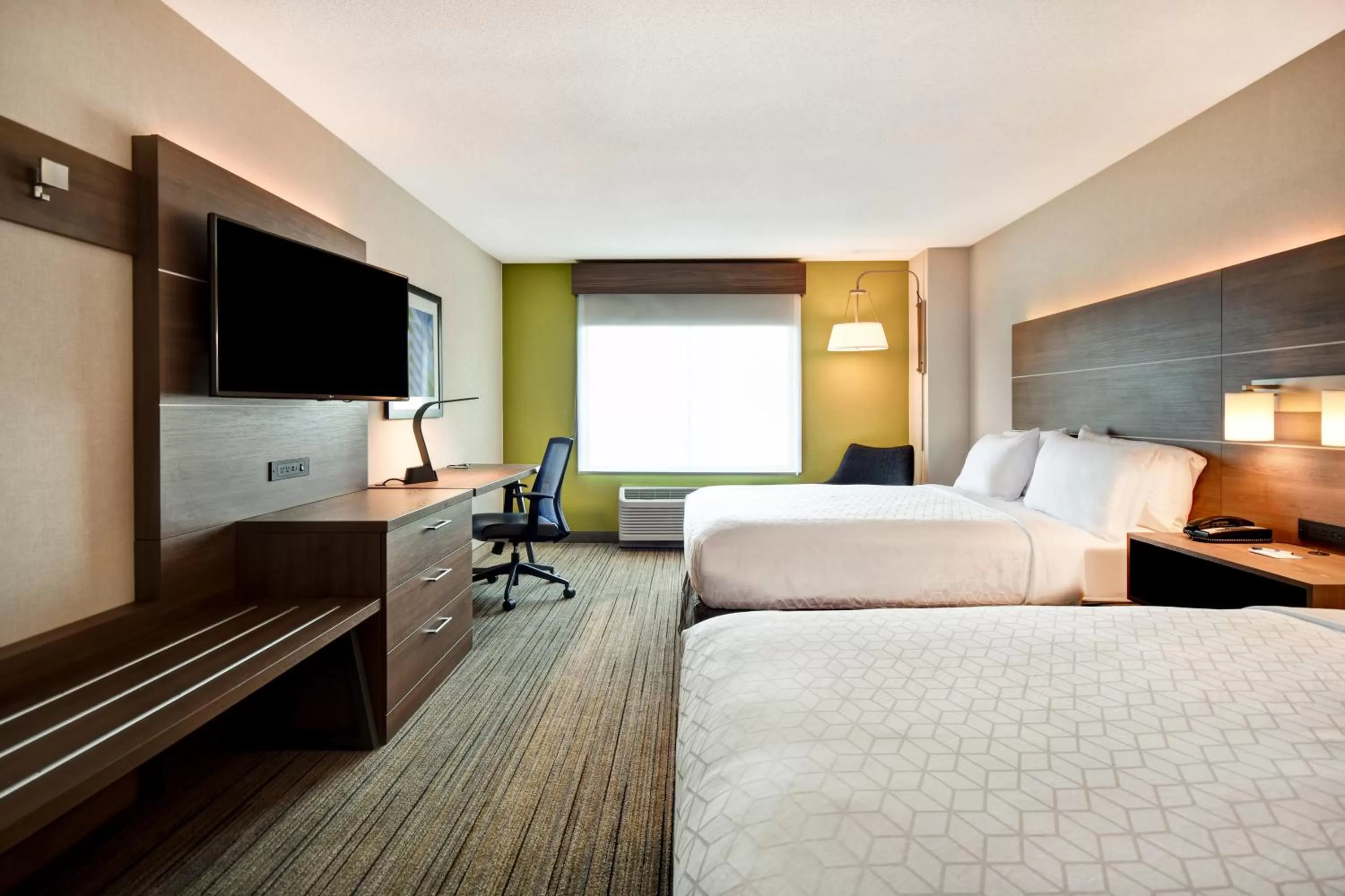 Photo of the whole room, Bed in Holiday Inn Express Newport North - Middletown by IHG
