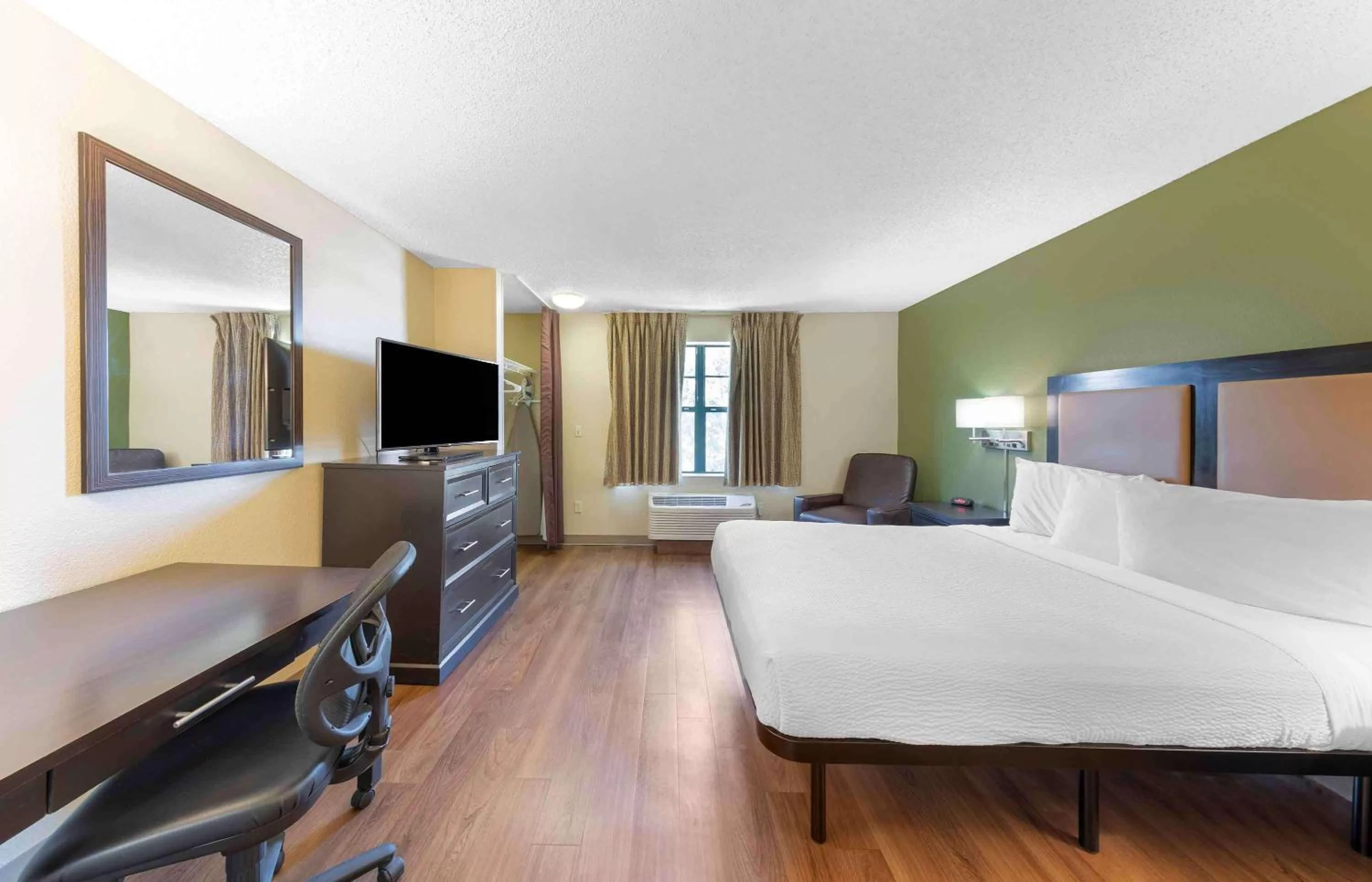 Bedroom, Bed in Extended Stay America Suites - Los Angeles - Valencia