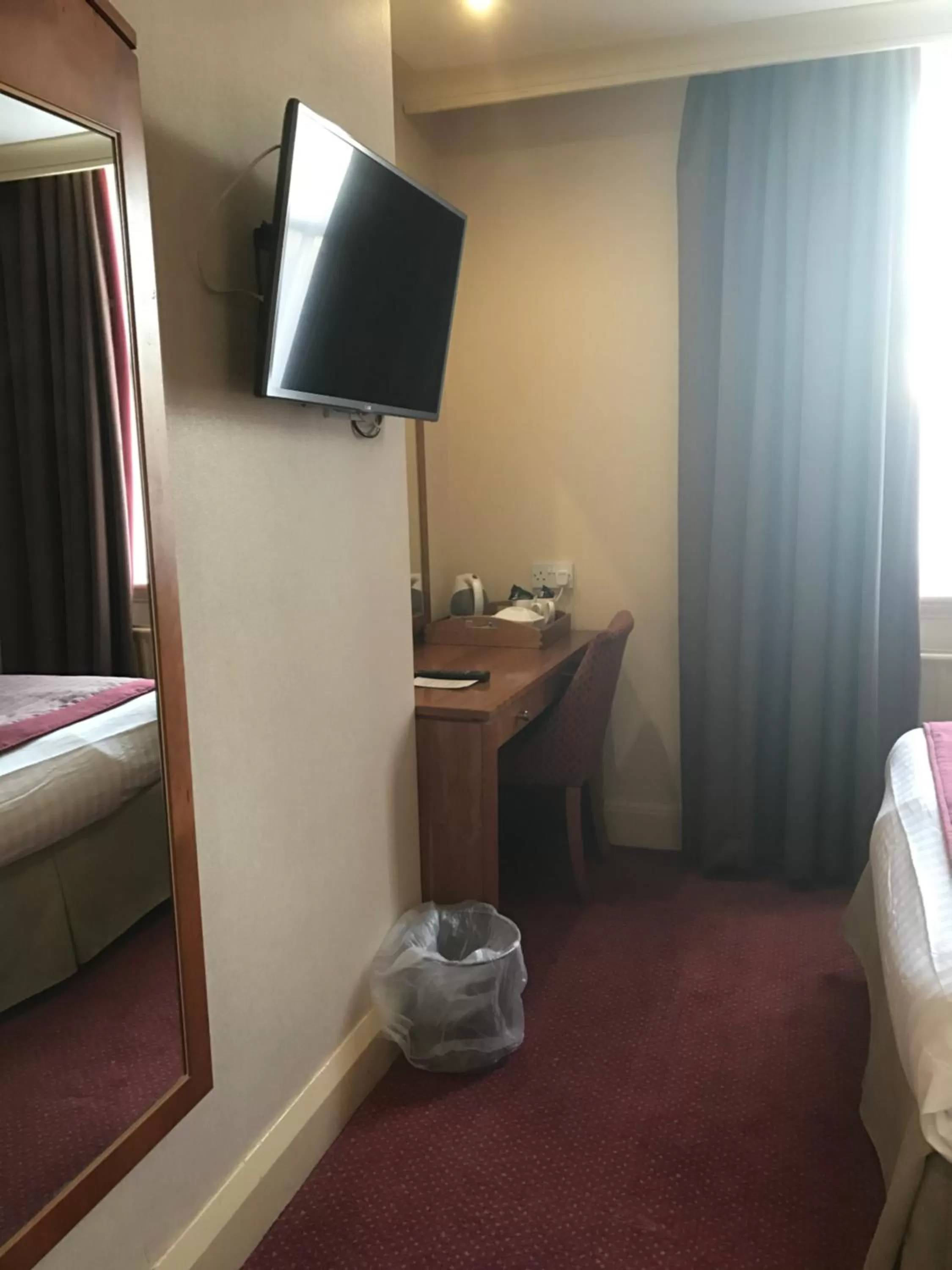 TV and multimedia, Bed in Crown & Mitre Hotel