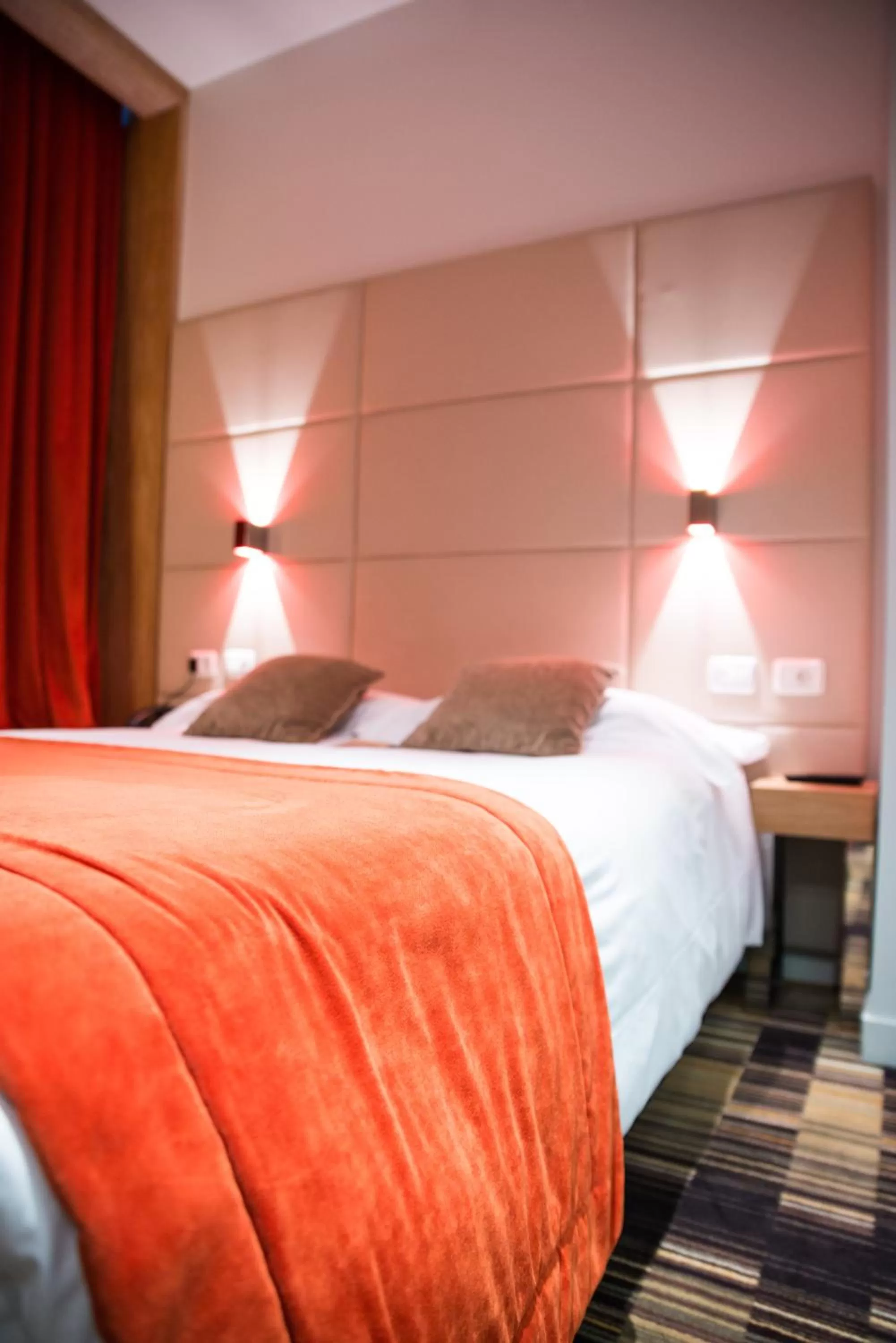 Bed in Golden Tulip Opera de Noailles