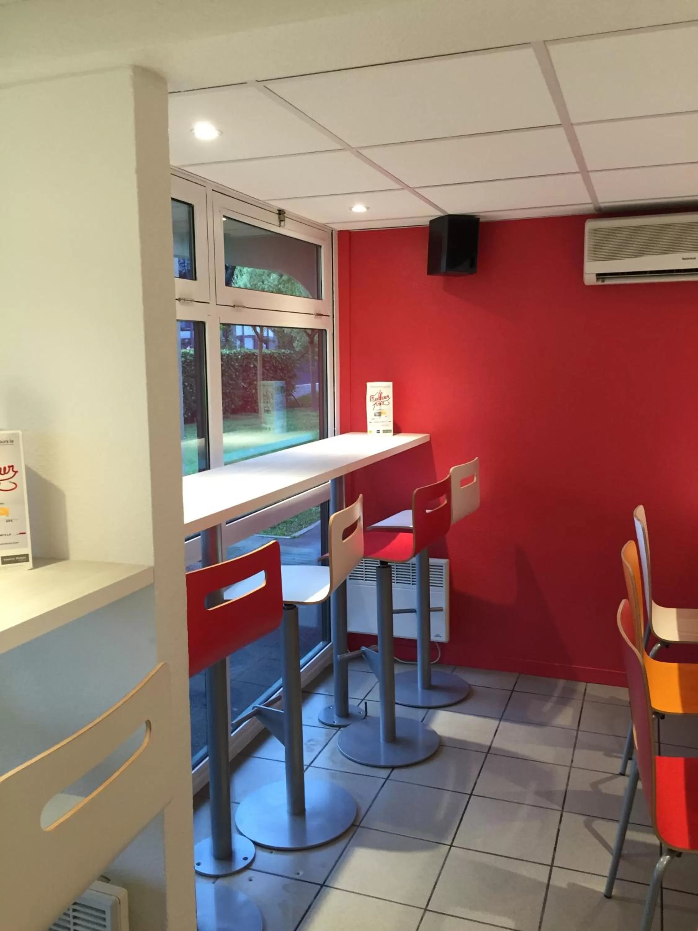 Lobby or reception in Premiere Classe Toulouse Sud - Portet