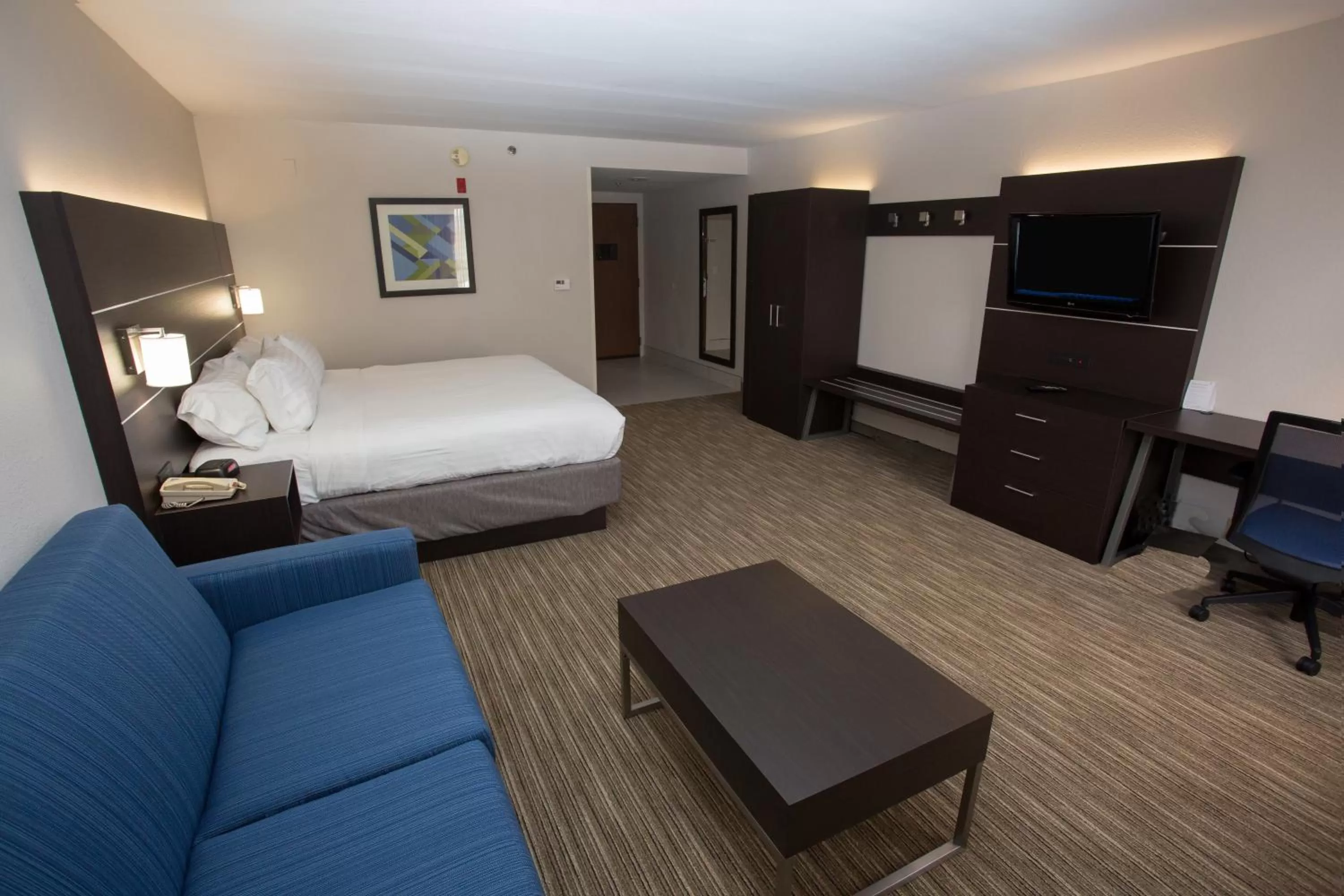 Photo of the whole room, Bed in Holiday Inn Express Wilmington by IHG