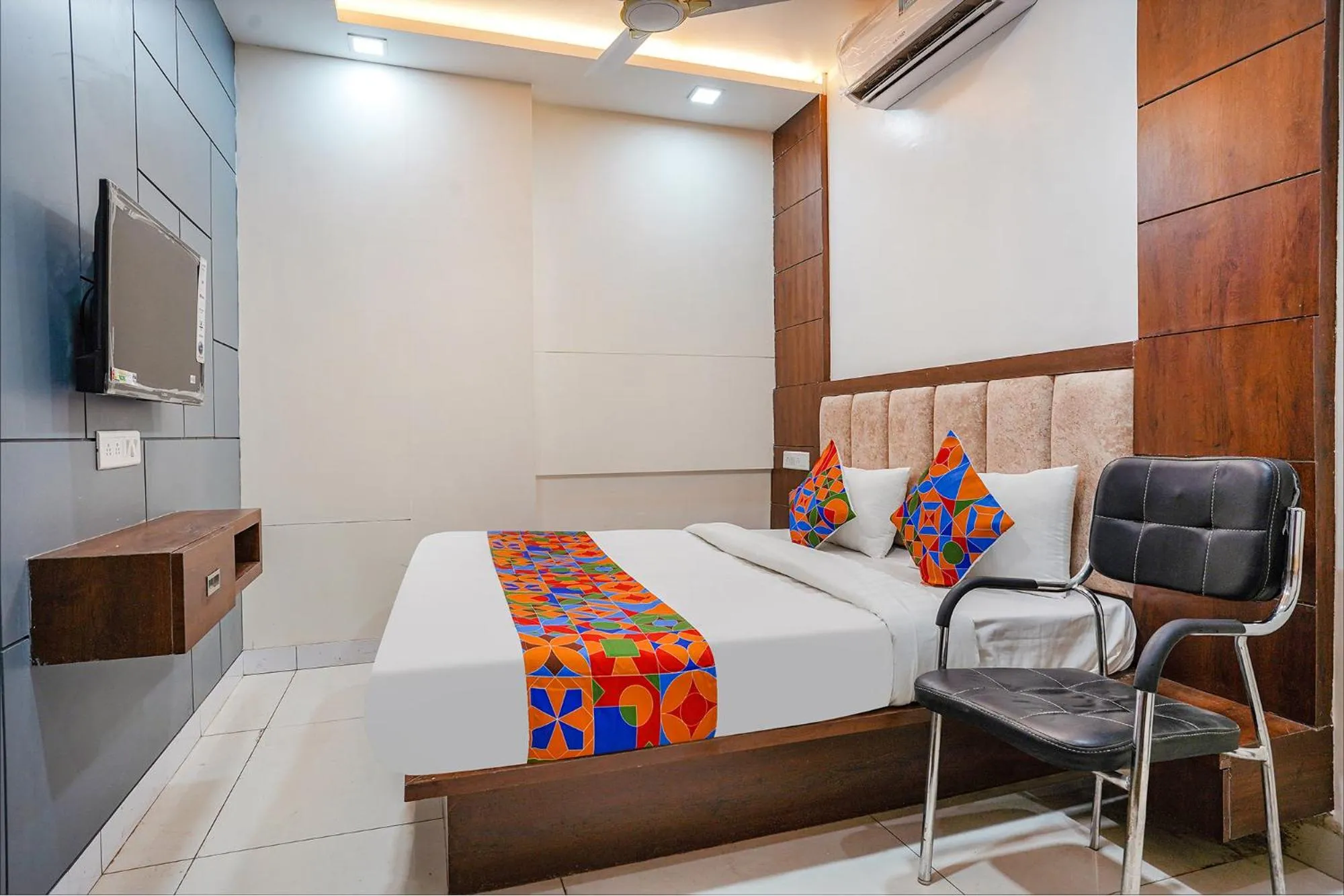 Communal lounge/ TV room in FabExpress Ritik