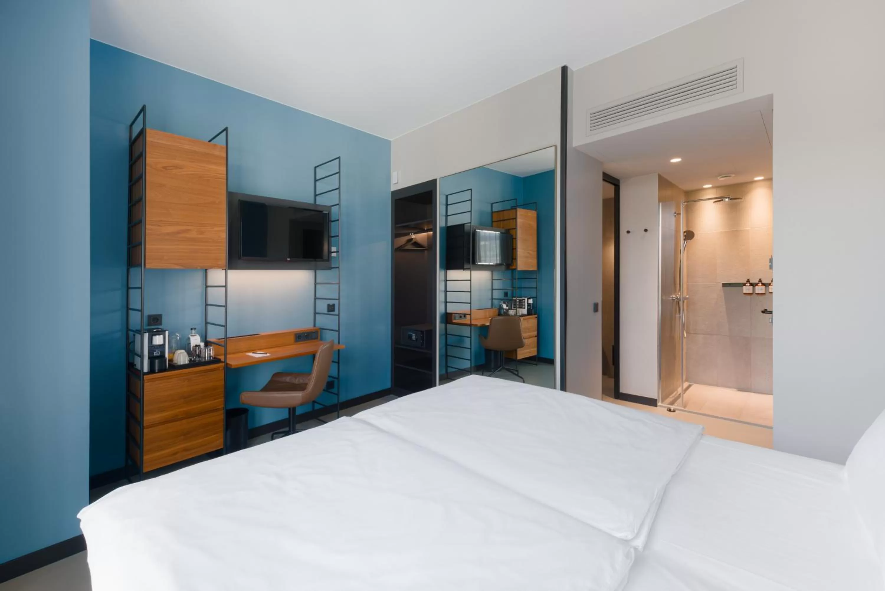 Shower, Bed in EmiLu Design Hotel