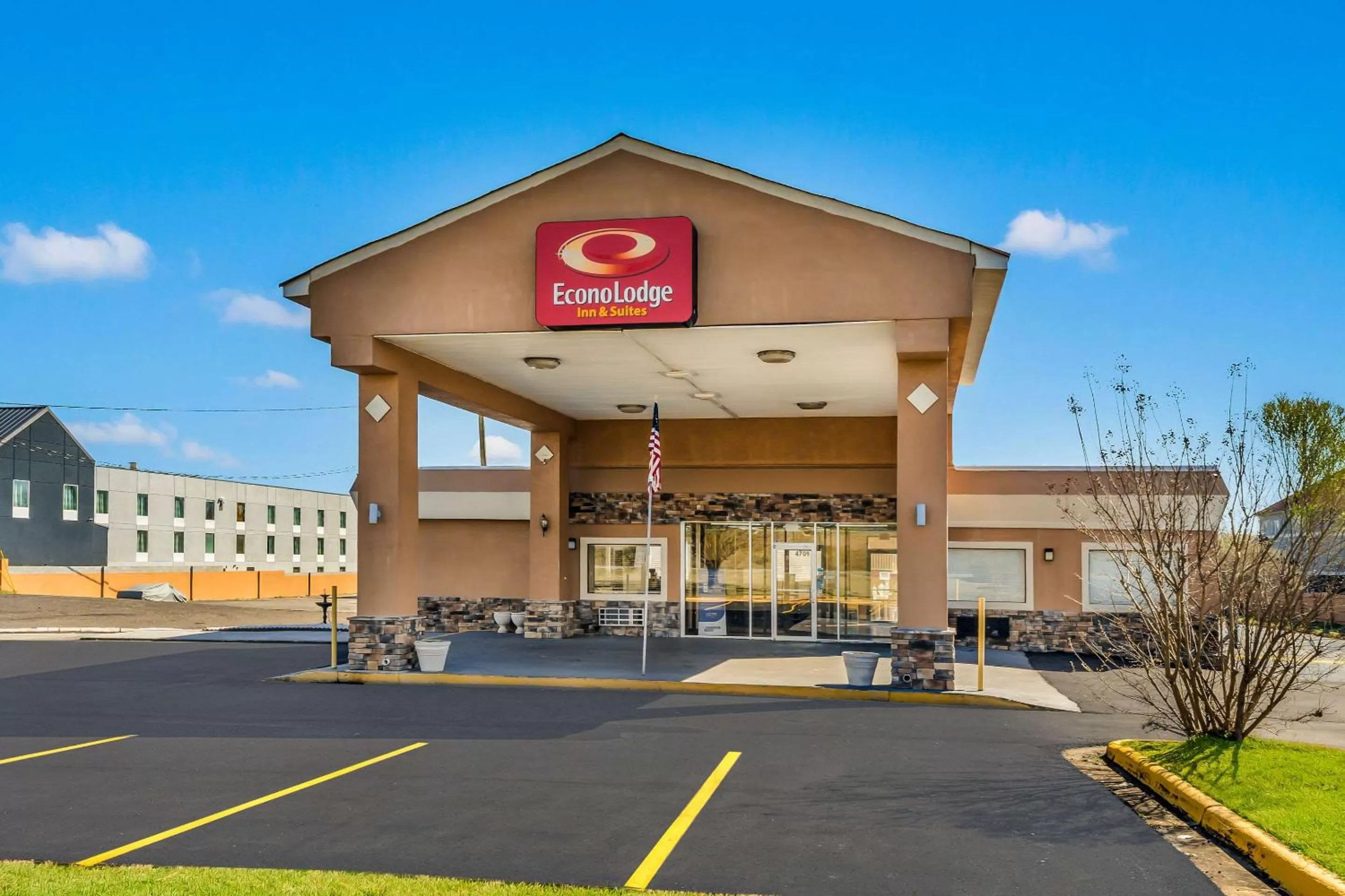 Property building in Econo Lodge Inn & Suites Macon West