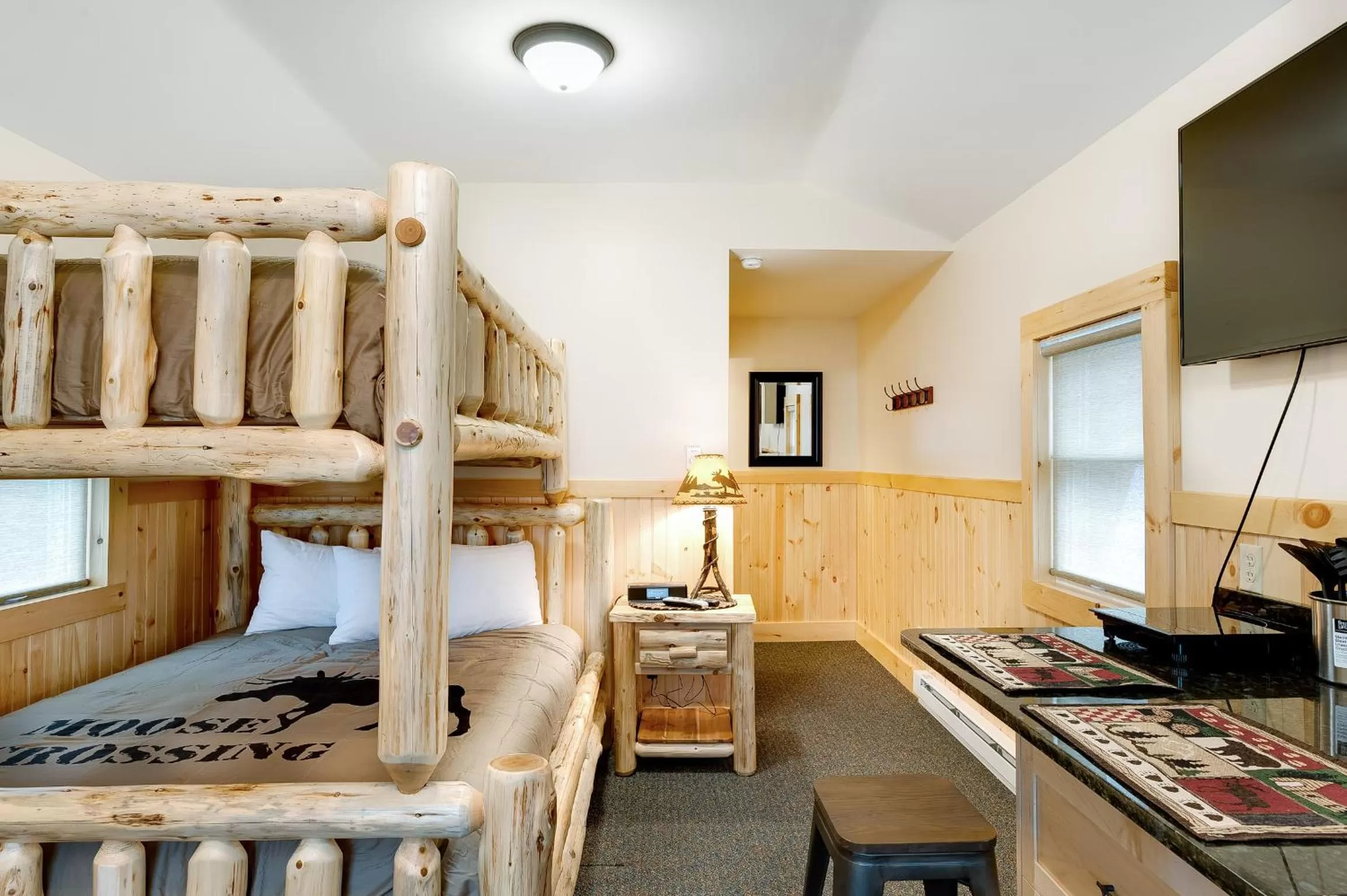 Coffee/tea facilities, Bed in Cobble Mountain Lodge