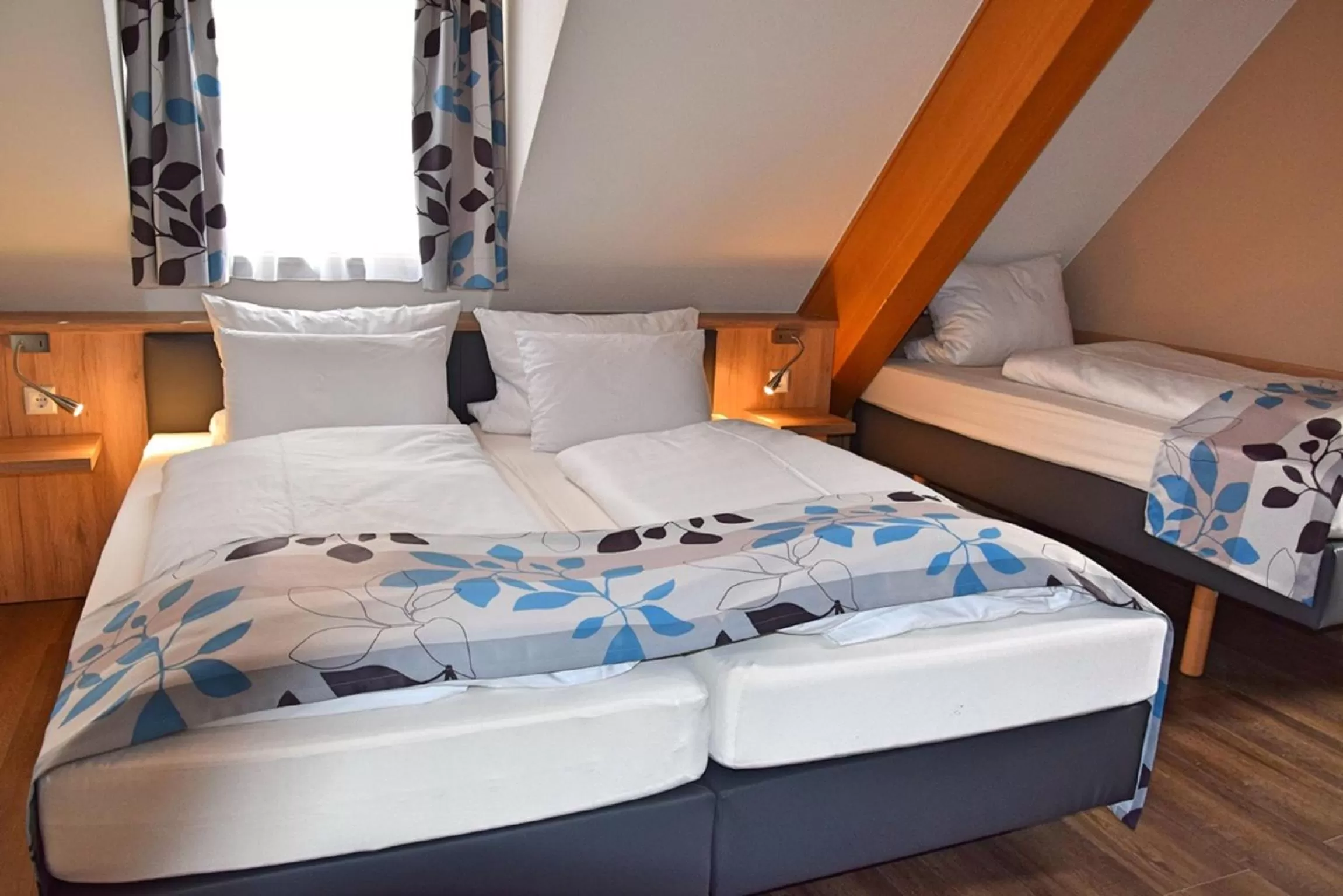 Bedroom, Bed in Cafe-Hotel Altreuter