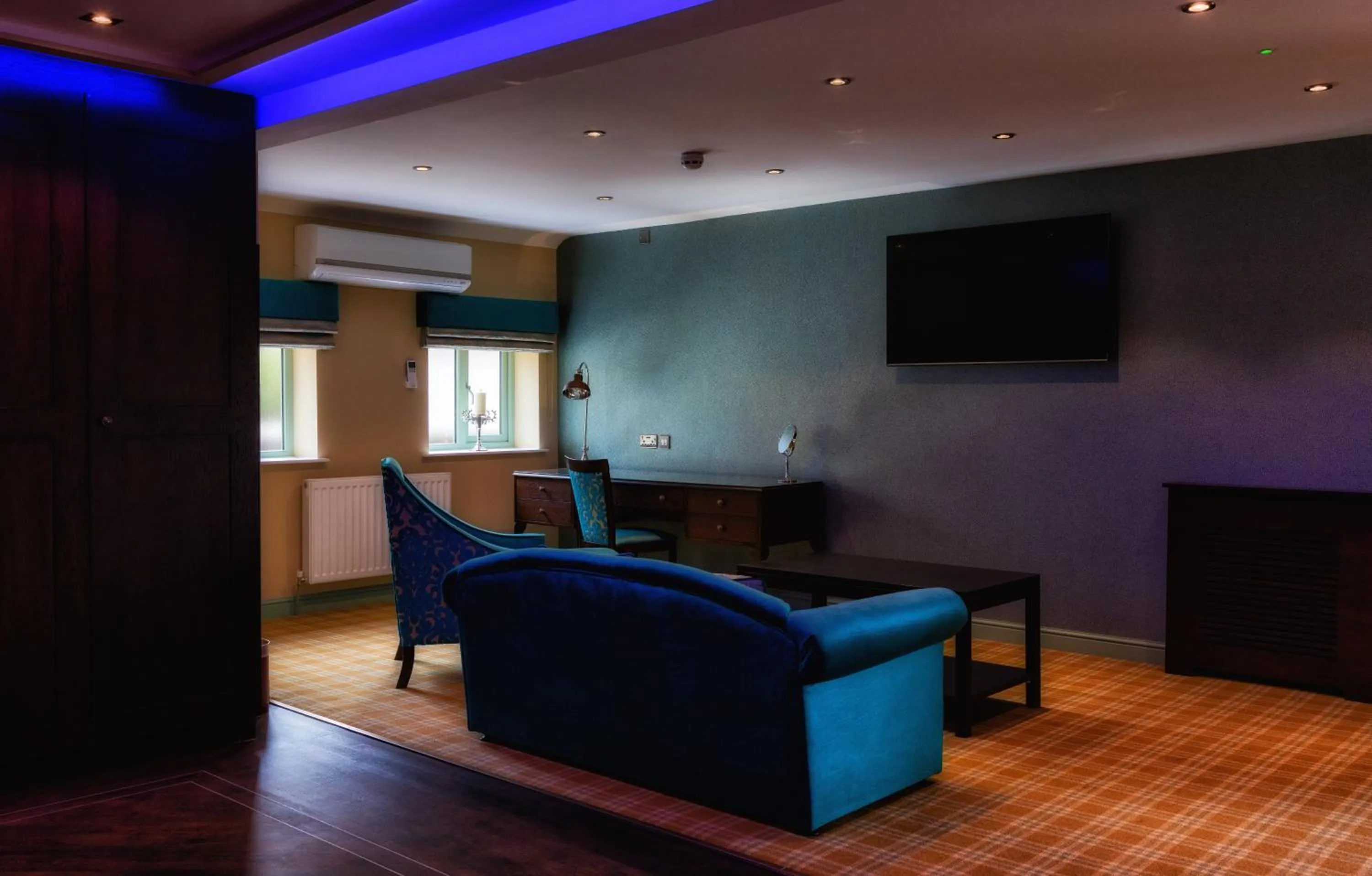 TV and multimedia in Rogerthorpe Manor Hotel