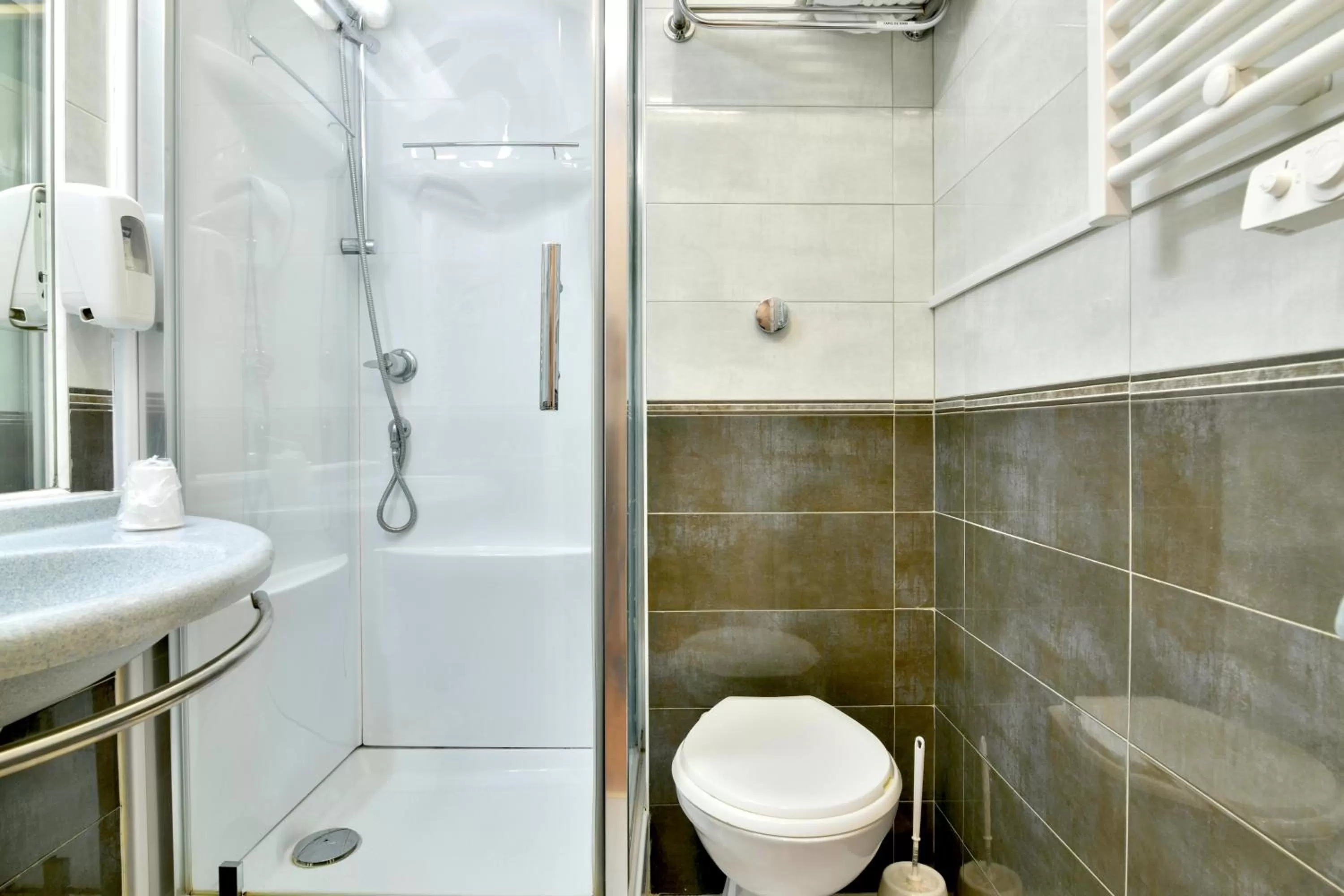 Bathroom in B&B HOTEL Bollène