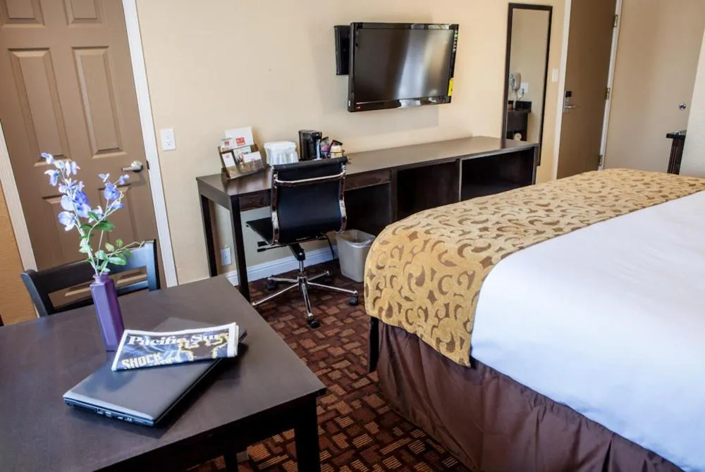 TV and multimedia, Bed in Marinwood Inn & Suites