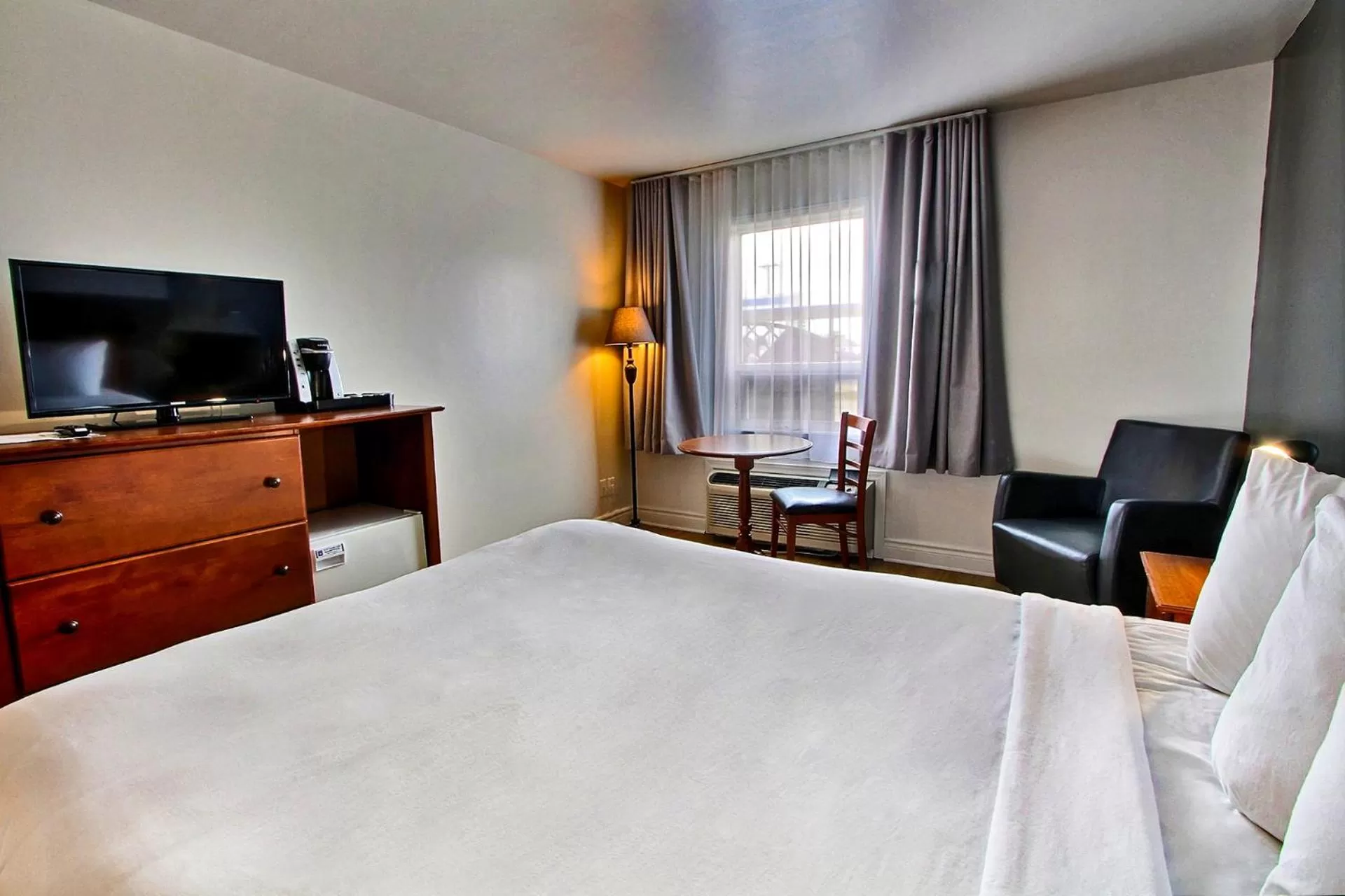 Photo of the whole room, Bed in Hôtel l'Empress