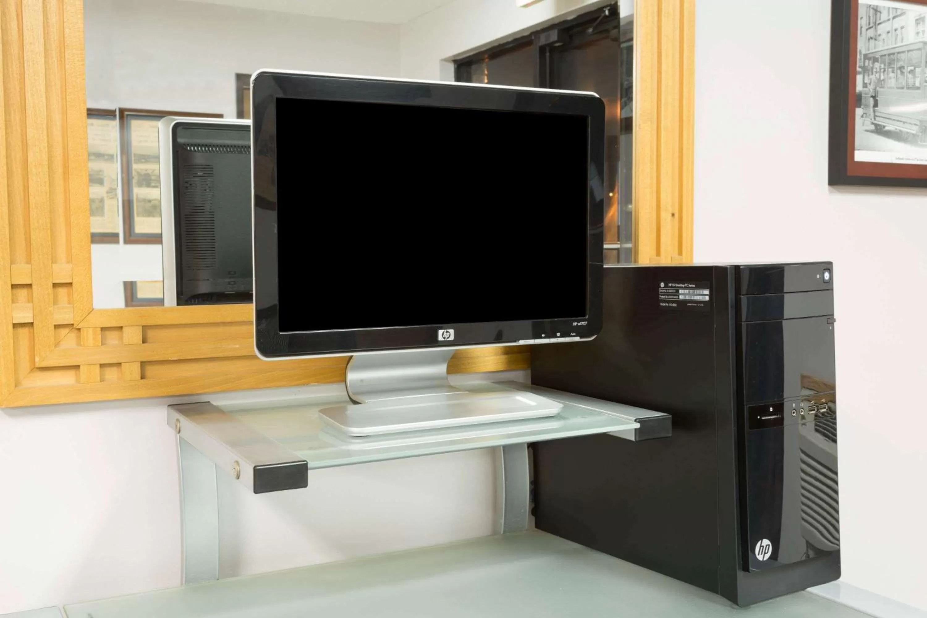 Communal lounge/ TV room in Super 8 by Wyndham Gallipolis Pt Pleasant Area