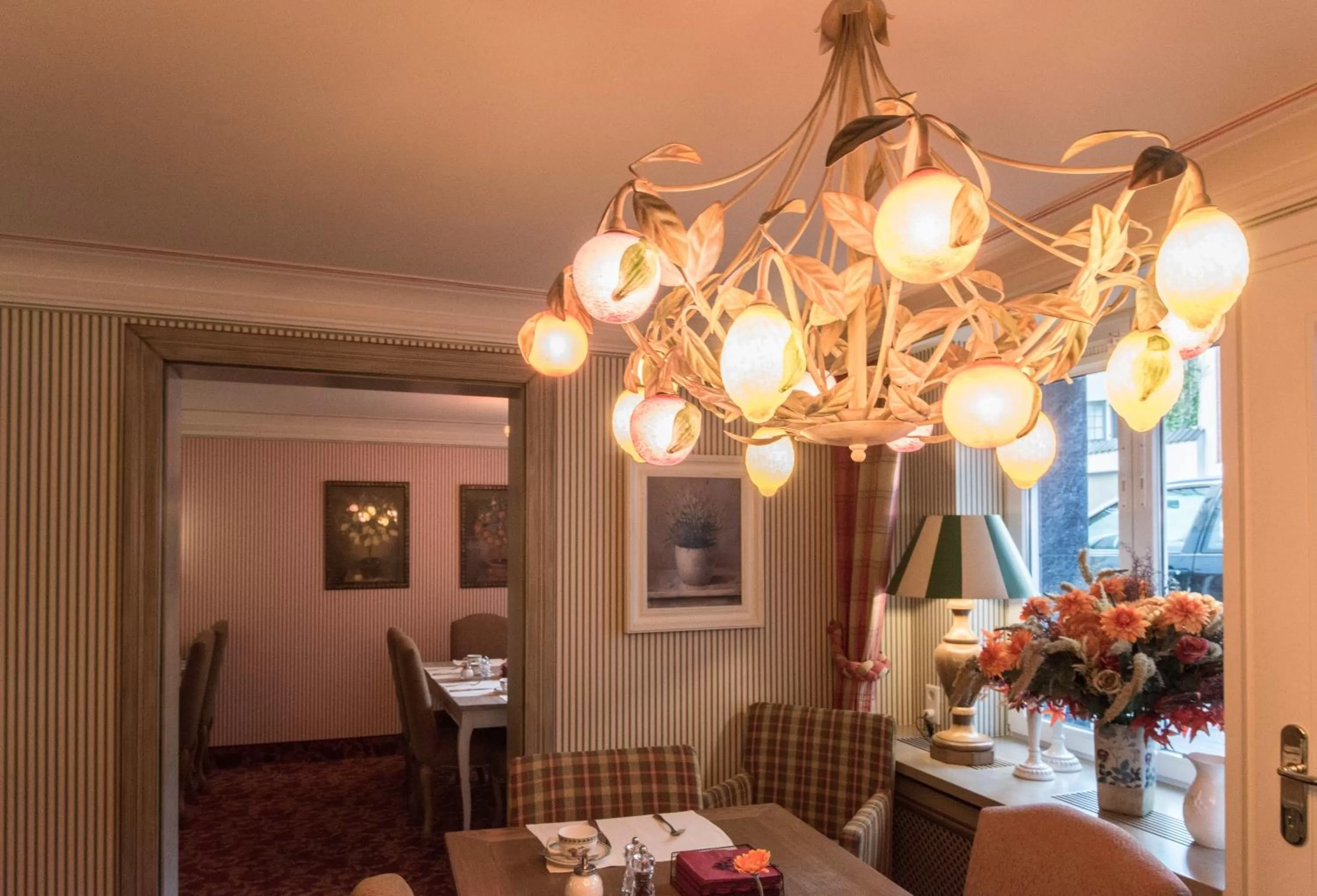 Restaurant/places to eat in Hotel City House