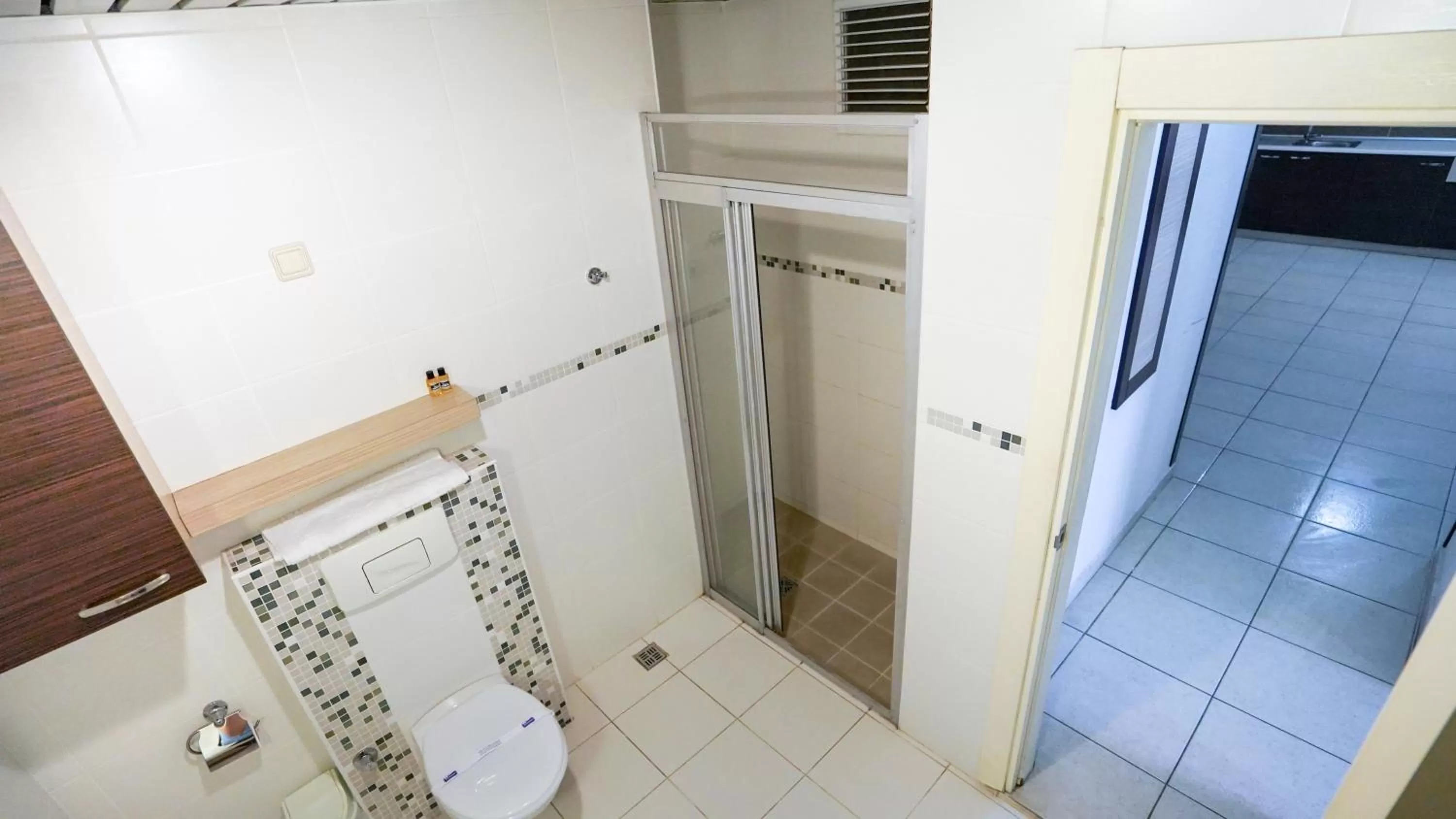 Shower, Bathroom in Cleopatra Ada Apart